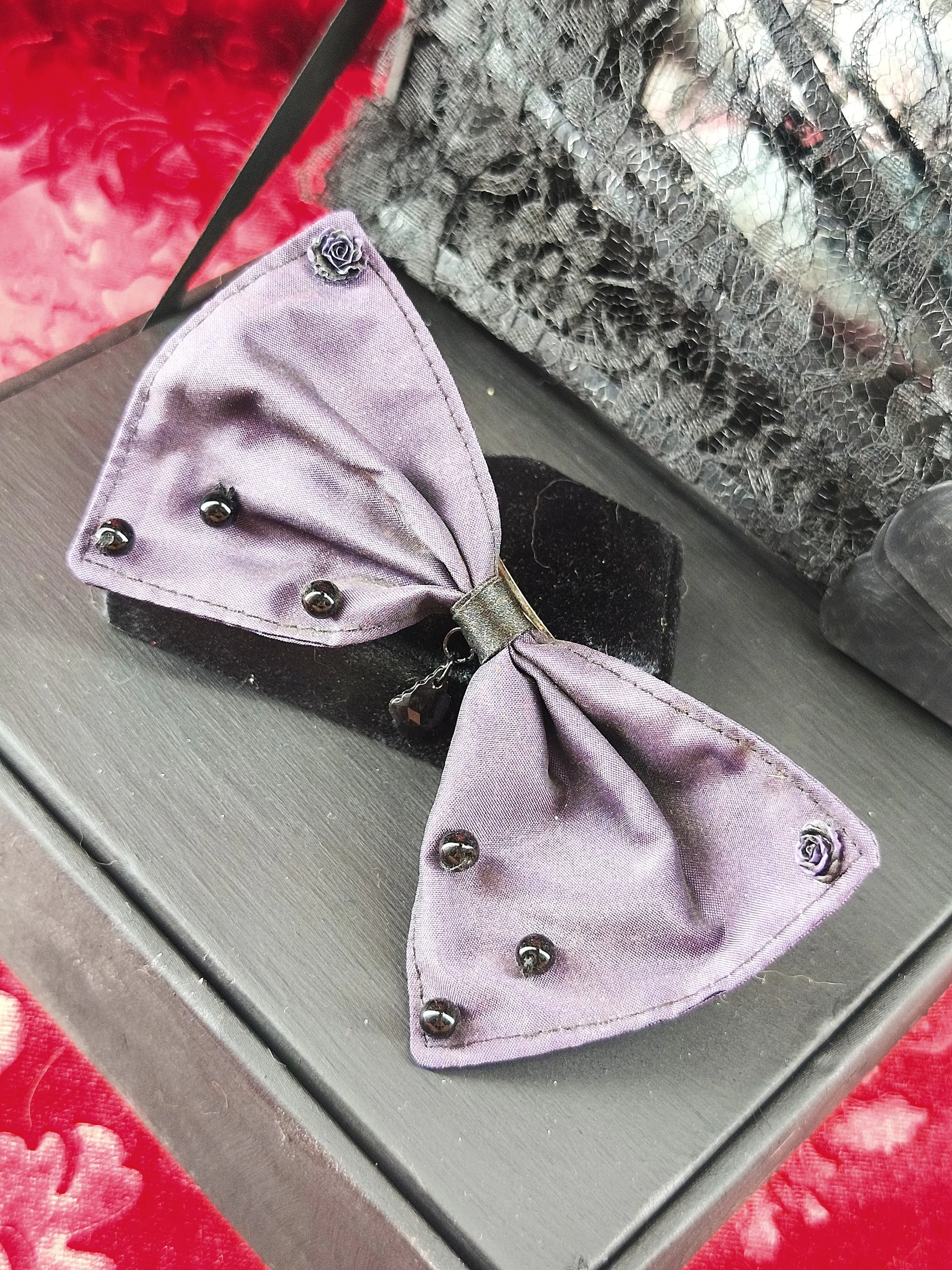 Barrette gothique nœud violet avec perles noires