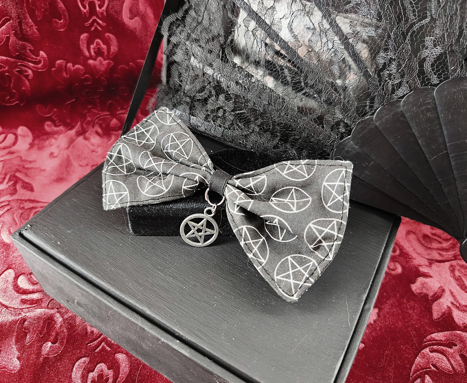 Barrette gothique noire en forme de nœud avec motif pentacle et pendentif pentagramme