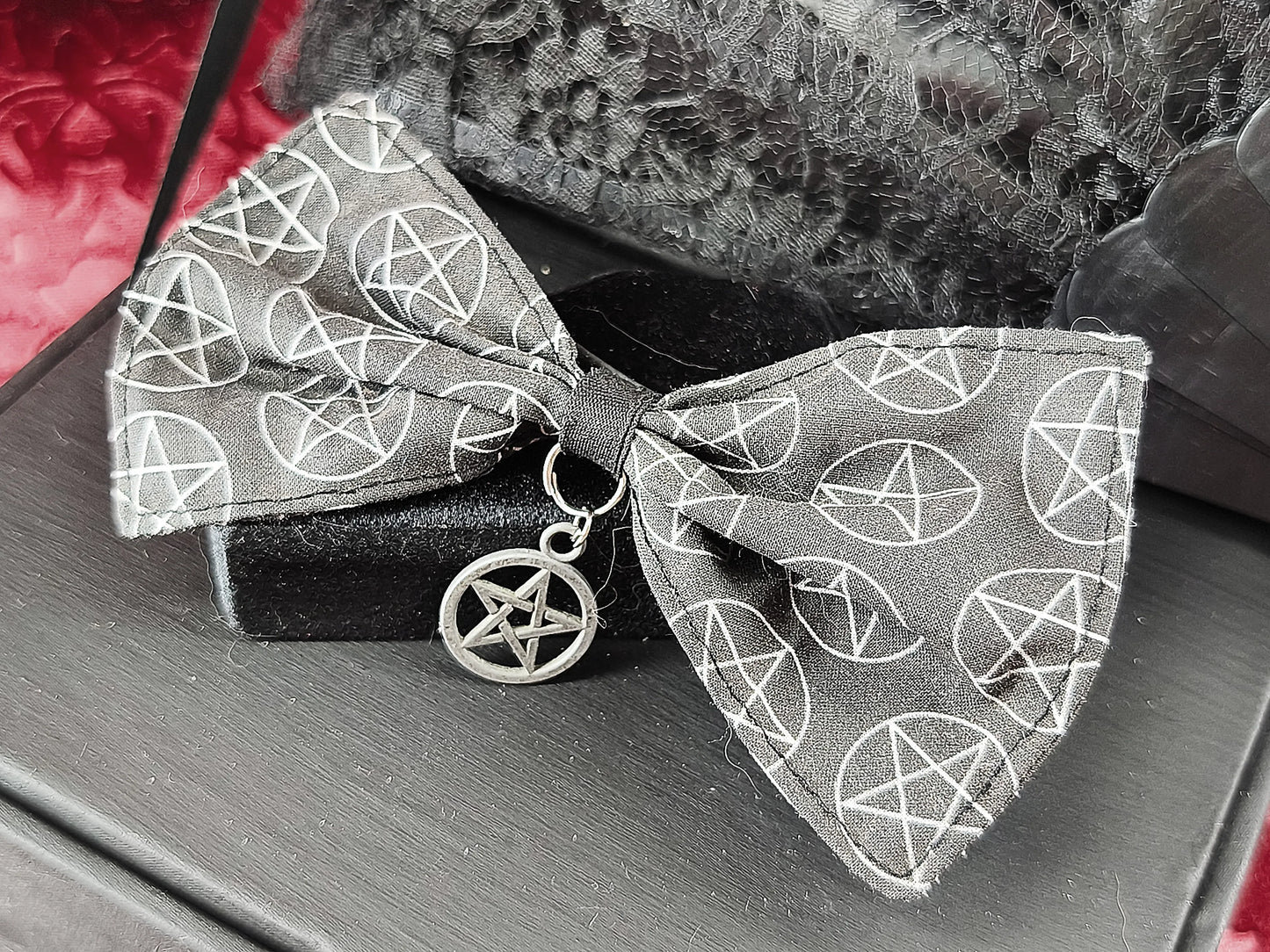 Barrette gothique pentacle noire – nœud ésotérique avec pendentif pentagramme