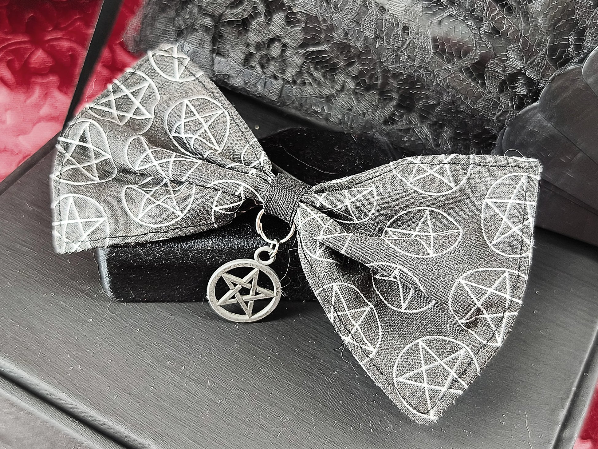Barrette gothique pentacle noire – nœud ésotérique avec pendentif pentagramme