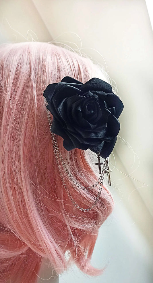 Barrette gothique rose noire avec chaînes et croix fait main