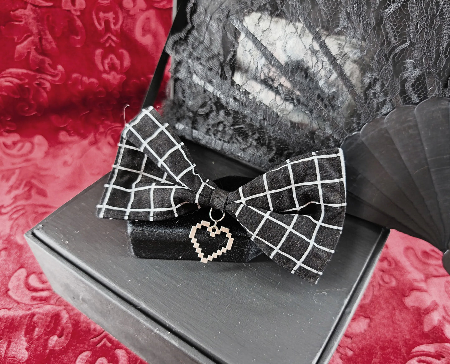 Barrette nœud noir à motif damier avec pendentif cœur pixel argenté geek