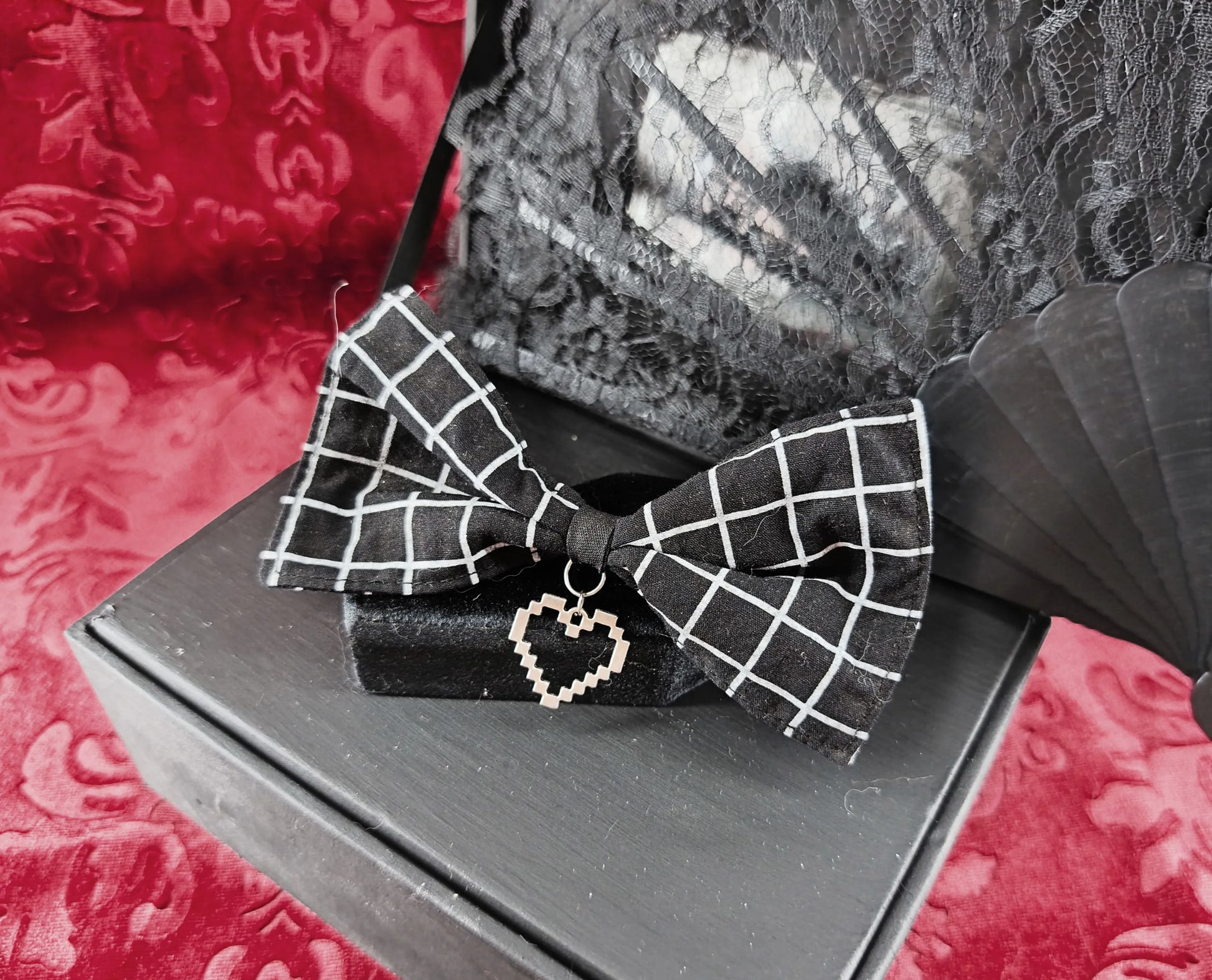 Barrette nœud noir à motif damier avec pendentif cœur pixel argenté geek