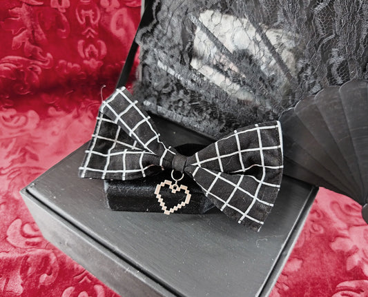 Barrette nœud noir à motif damier avec pendentif cœur pixel argenté geek