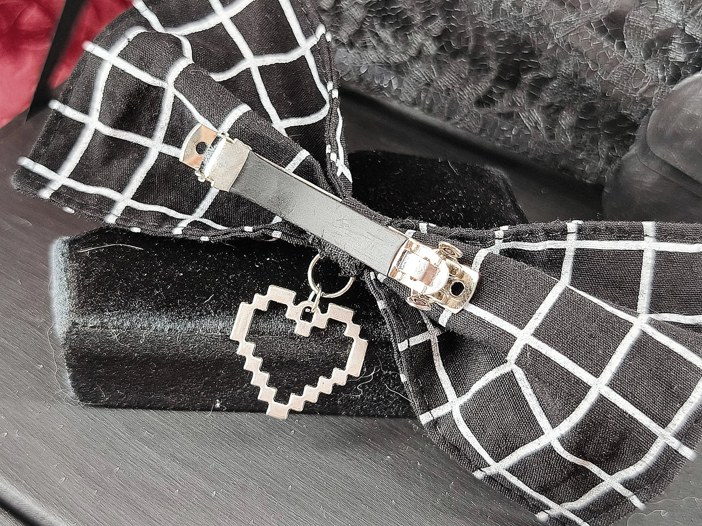 Barrette noeud gothique geek vue de dos 
Détail du clip de la barrette geek 