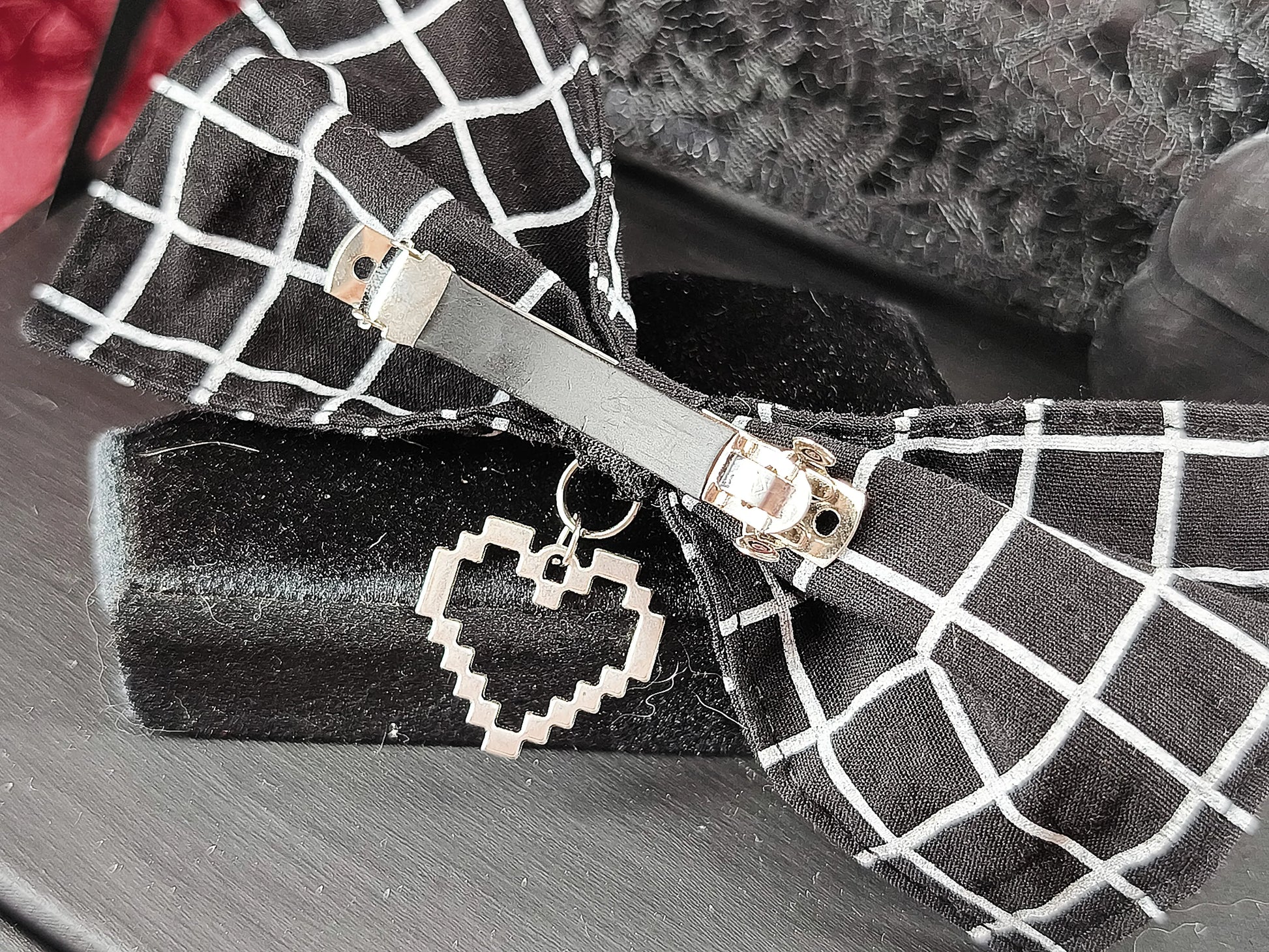 Barrette noeud gothique geek vue de dos 
Détail du clip de la barrette geek 