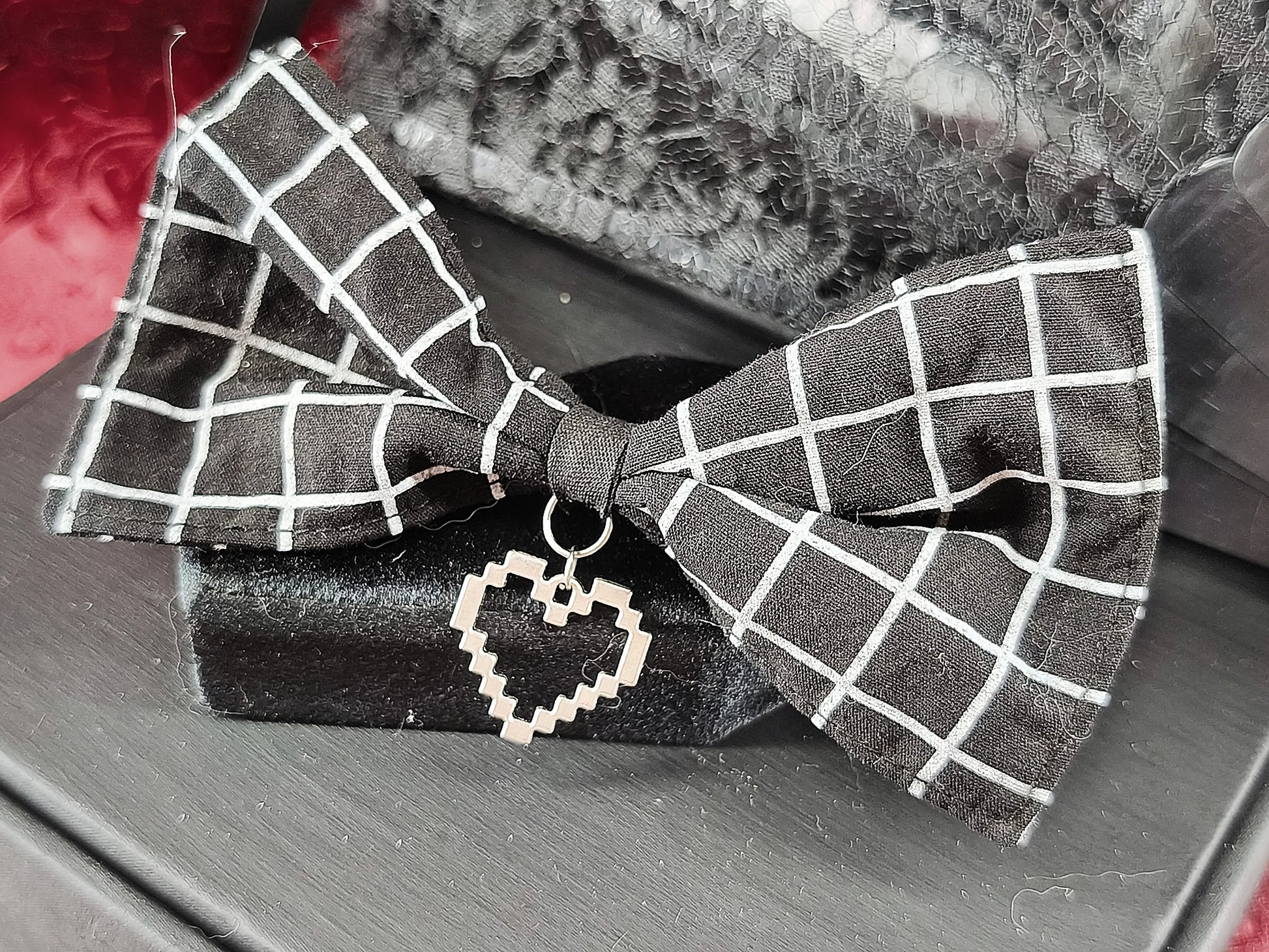 Barrette nœud noir à motif quadrillé avec pendentif cœur pixel argenté