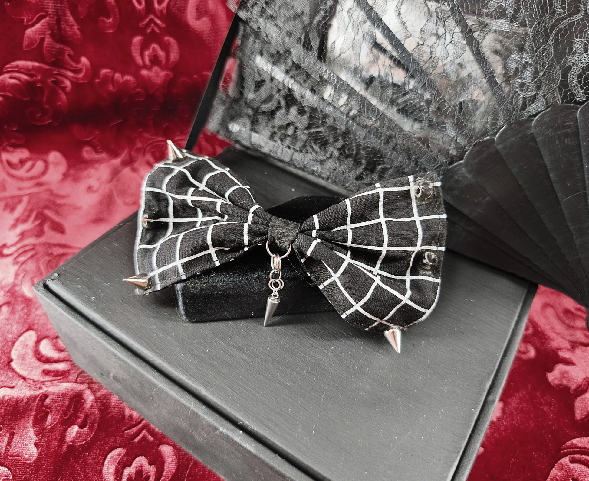 Barrette nœud noir à motif quadrillé décorée de clous argentés et d’un pendentif pointe fait main 