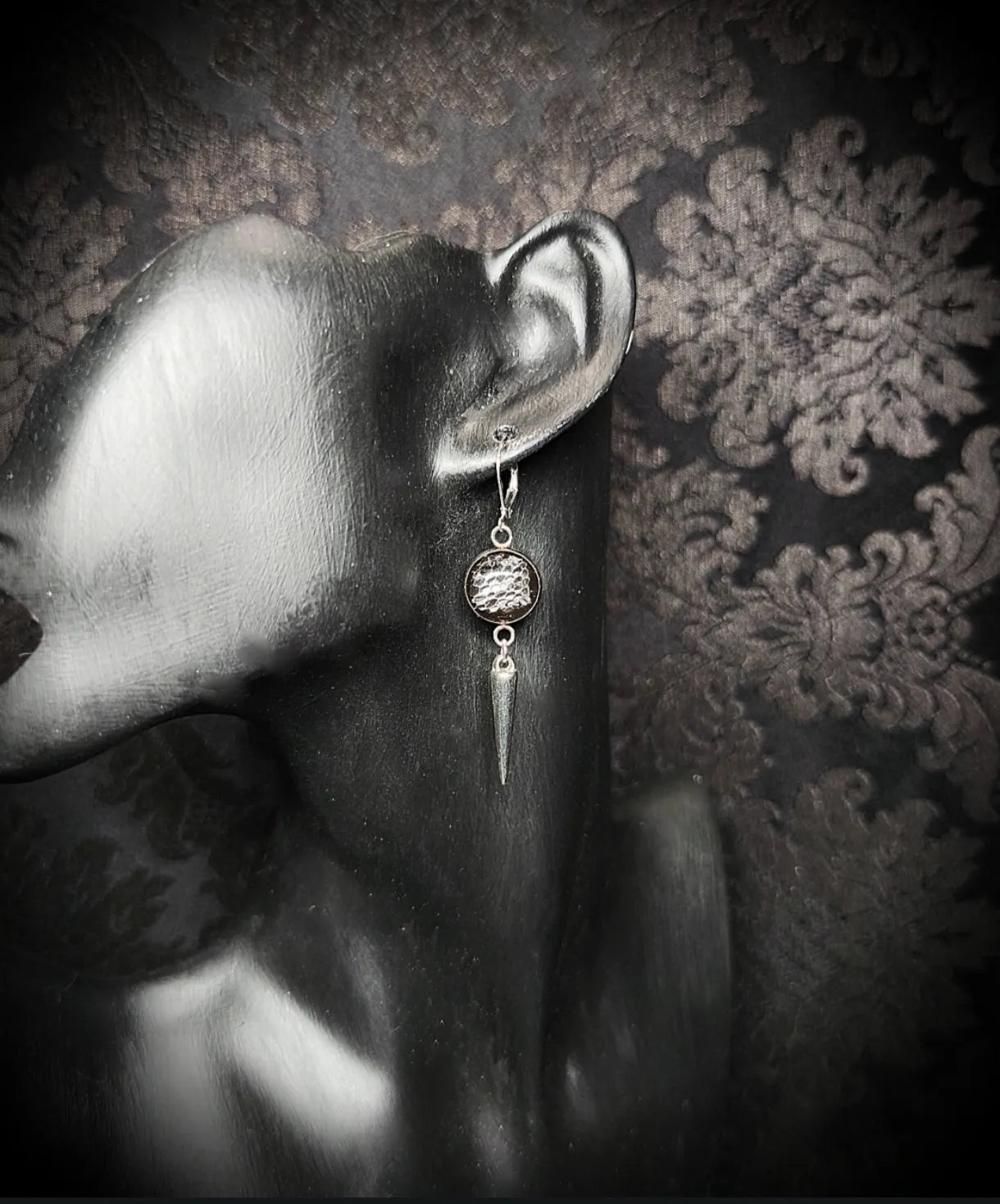 Boucle d'oreille avec véritable mue de gecko léopard en résine et pointe argentée