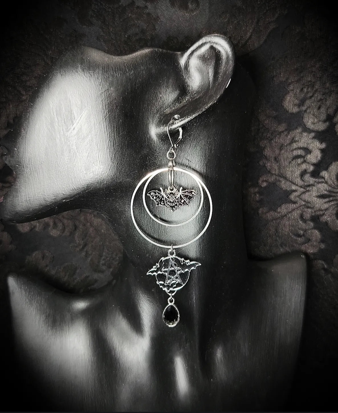 Boucle d’oreille gothique Sabbat Nocturne en acier inoxydable avec chauves-souris pentacle et perle noire