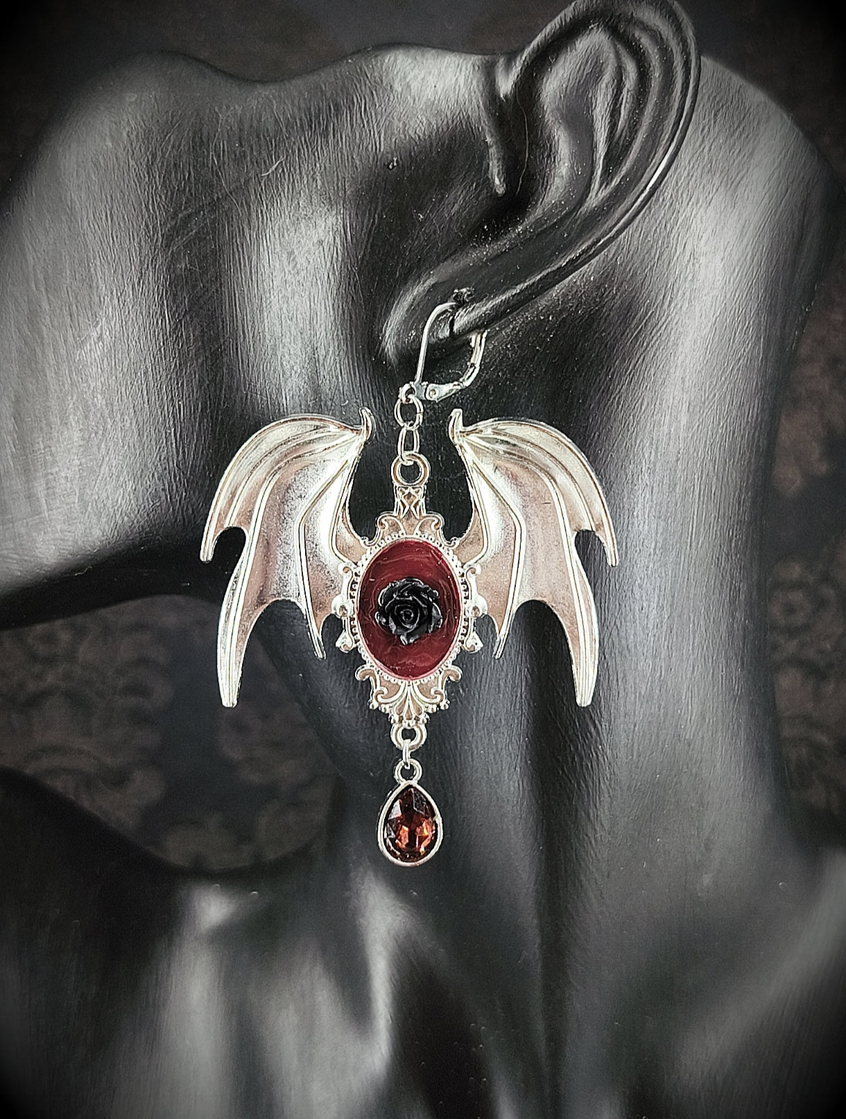 Boucle d’oreille gothique ailes de chauve-souris avec rose noire et perle bordeaux fait main