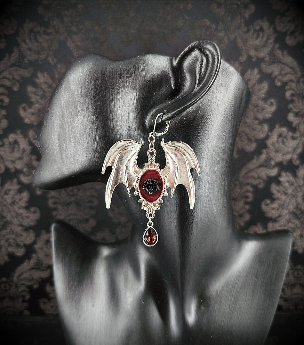 Boucle d’oreille gothique ailes de chauve-souris avec rose noire et perle bordeaux unique
