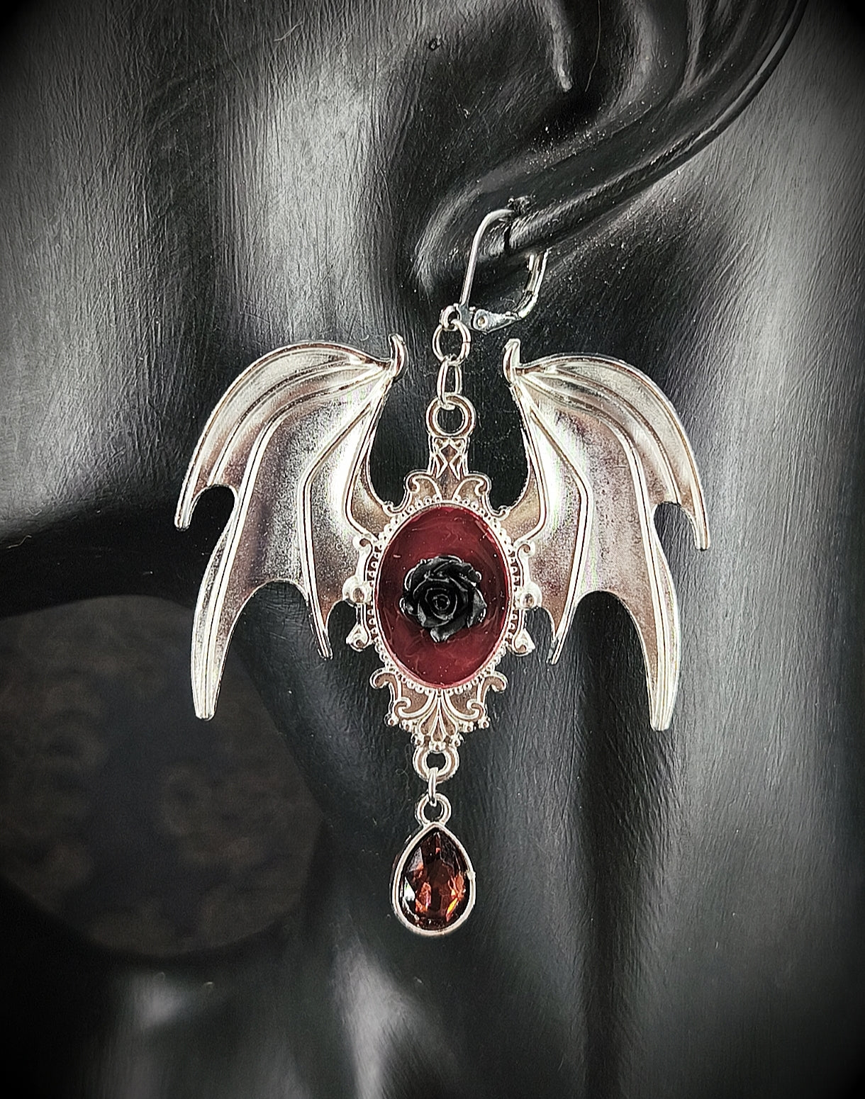 Boucle d’oreille gothique ailes de chauve-souris avec rose noire et perle bordeaux vu de près 