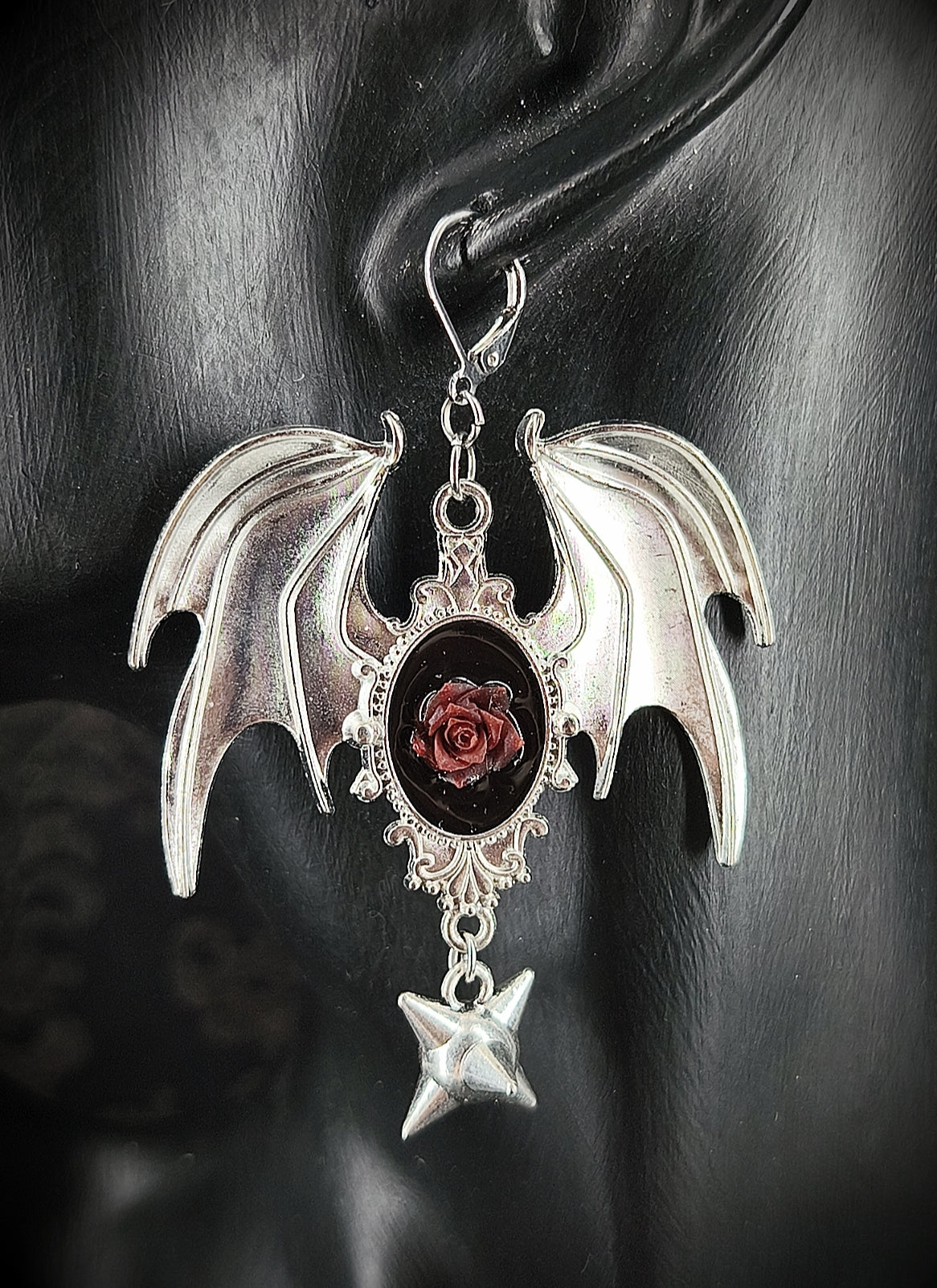 Boucle d’oreille gothique ailes de chauve-souris avec rose sombre et pendentif clouté