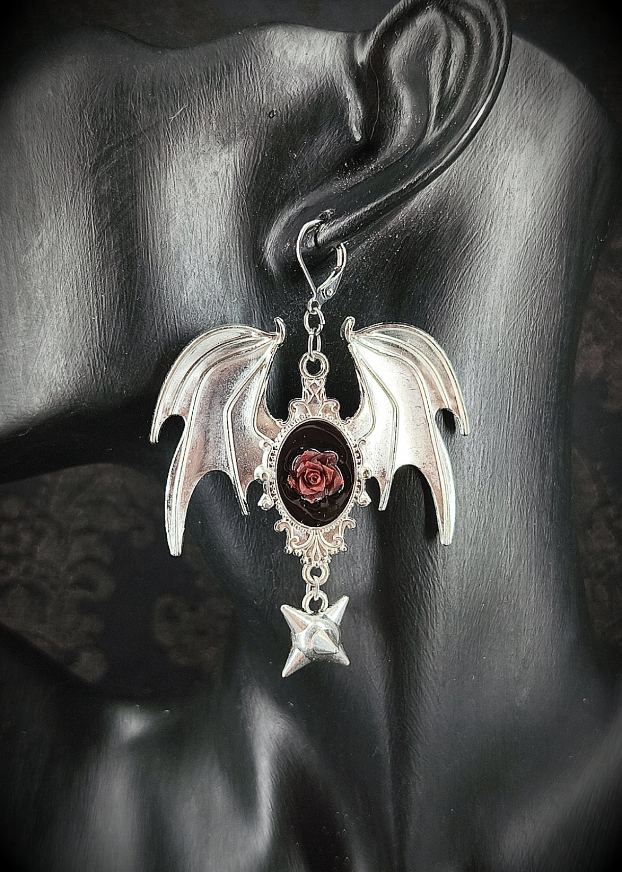 Boucle d’oreille gothique ailes de chauve-souris avec rose sombre et pendentif clouté fait main