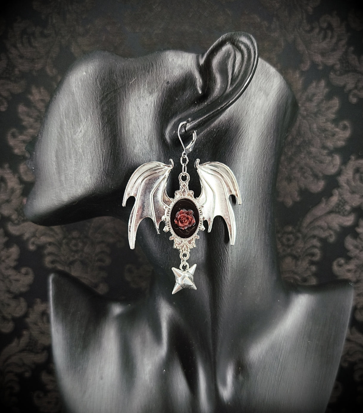 Boucle d’oreille gothique ailes de chauve-souris avec rose sombre et pendentif clouté unique 