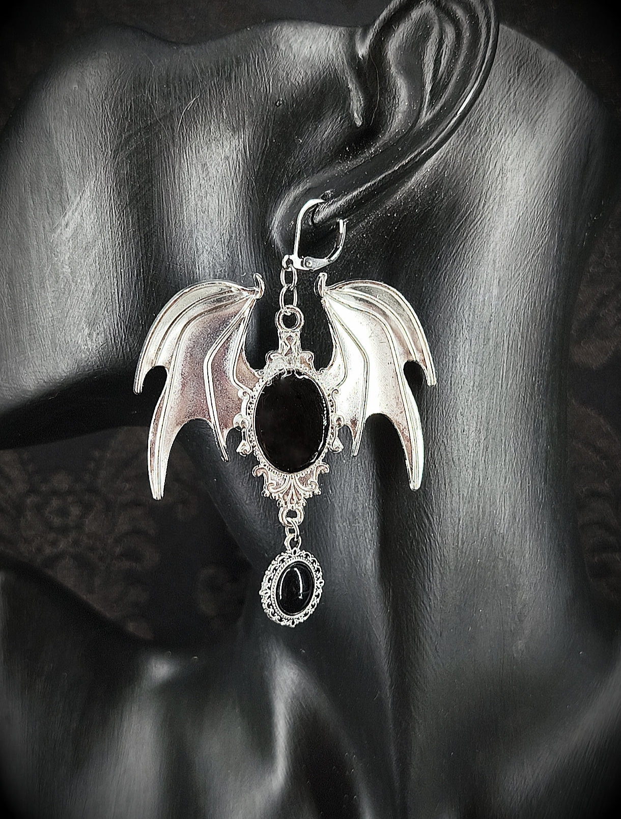 Boucle d’oreille gothique argentée à ailes de chauve-souris et cabochons noirs fait main