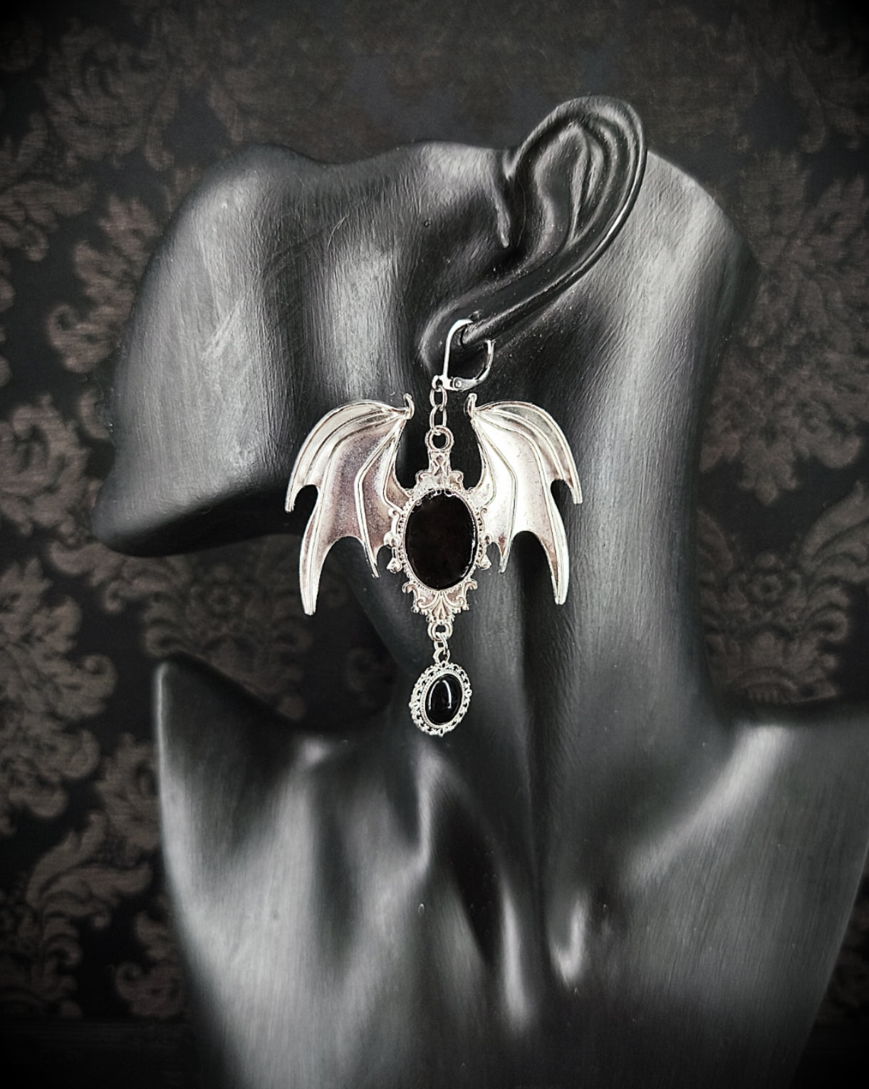 Boucle d’oreille gothique argentée à ailes de chauve-souris et cabochons noirs unique