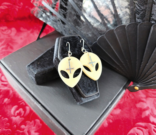 Boucles d'oreilles Alien avec croix en résine fait main 