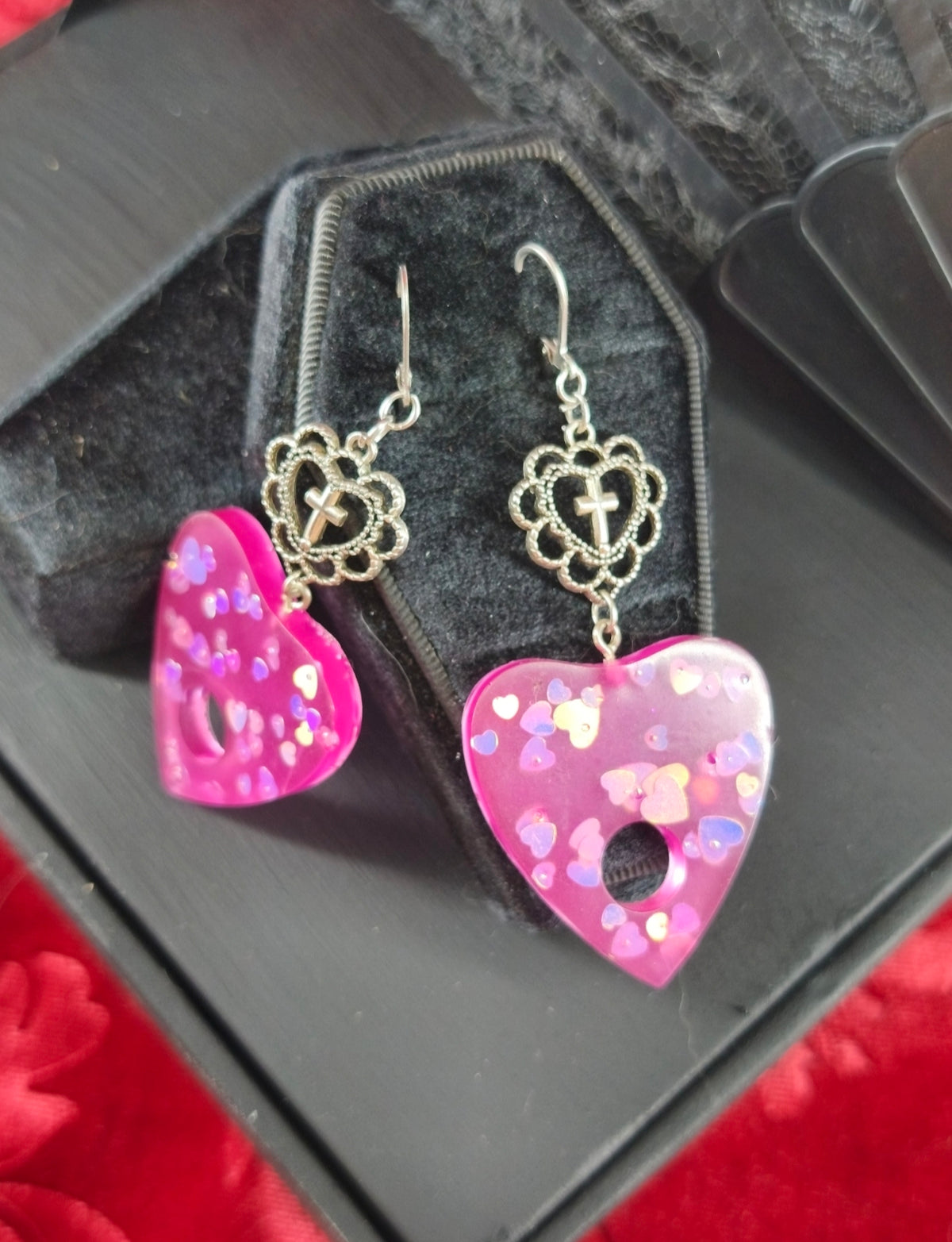 Boucles d’oreilles Ouija en résine magenta translucide avec cœurs holographiques et ornements gothiques