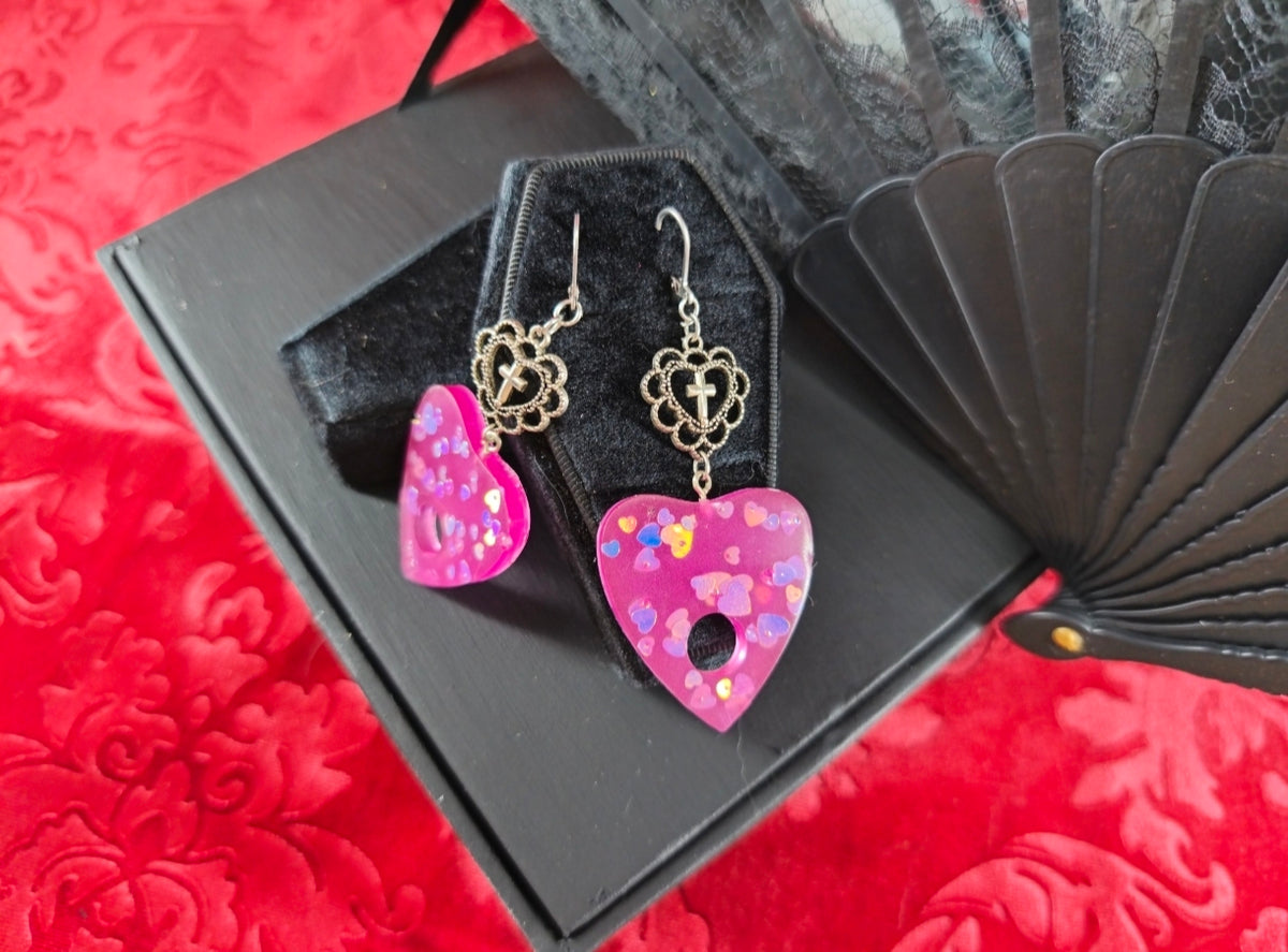 Boucles d’oreilles Ouija en résine magenta translucide avec cœurs holographiques et ornements gothiques fait main 