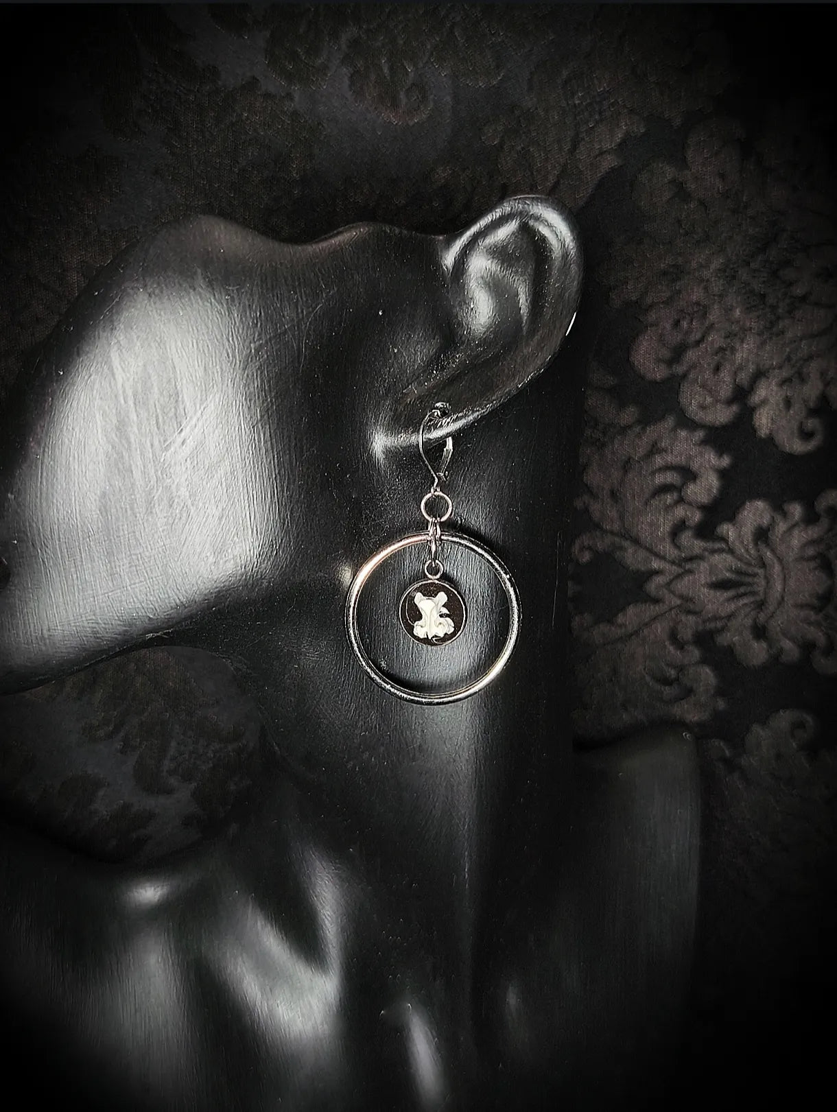 Boucles d'oreilles Reliquaire avec véritable vertèbre de rongeur incrustée dans la résine et anneau en acier inoxydable