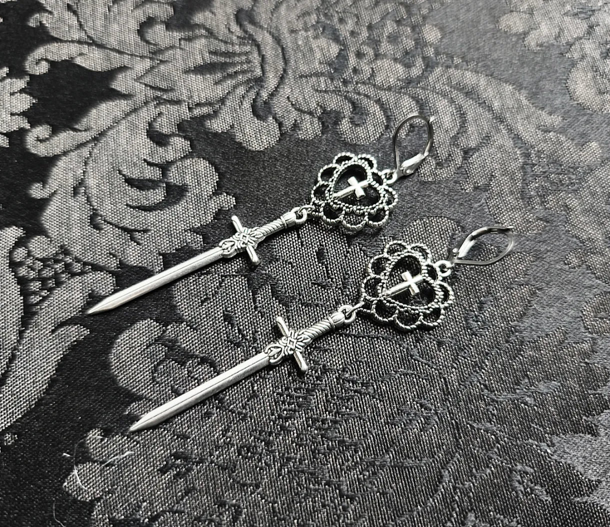 Boucles d'oreilles alternatives avec coeur, croix et épée 