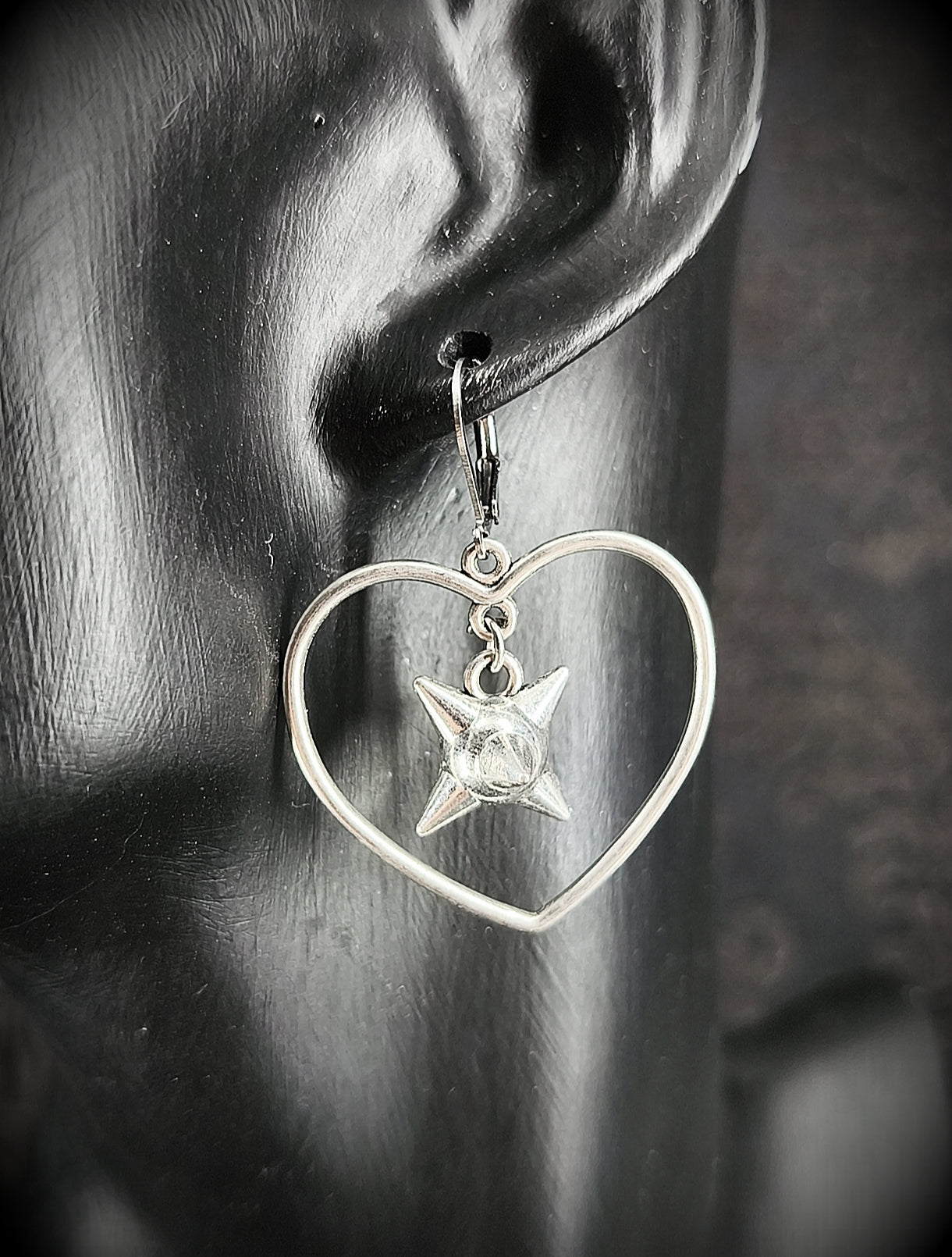 Boucles d’oreilles cœur & étoile du matin argentées fait main vue de près 