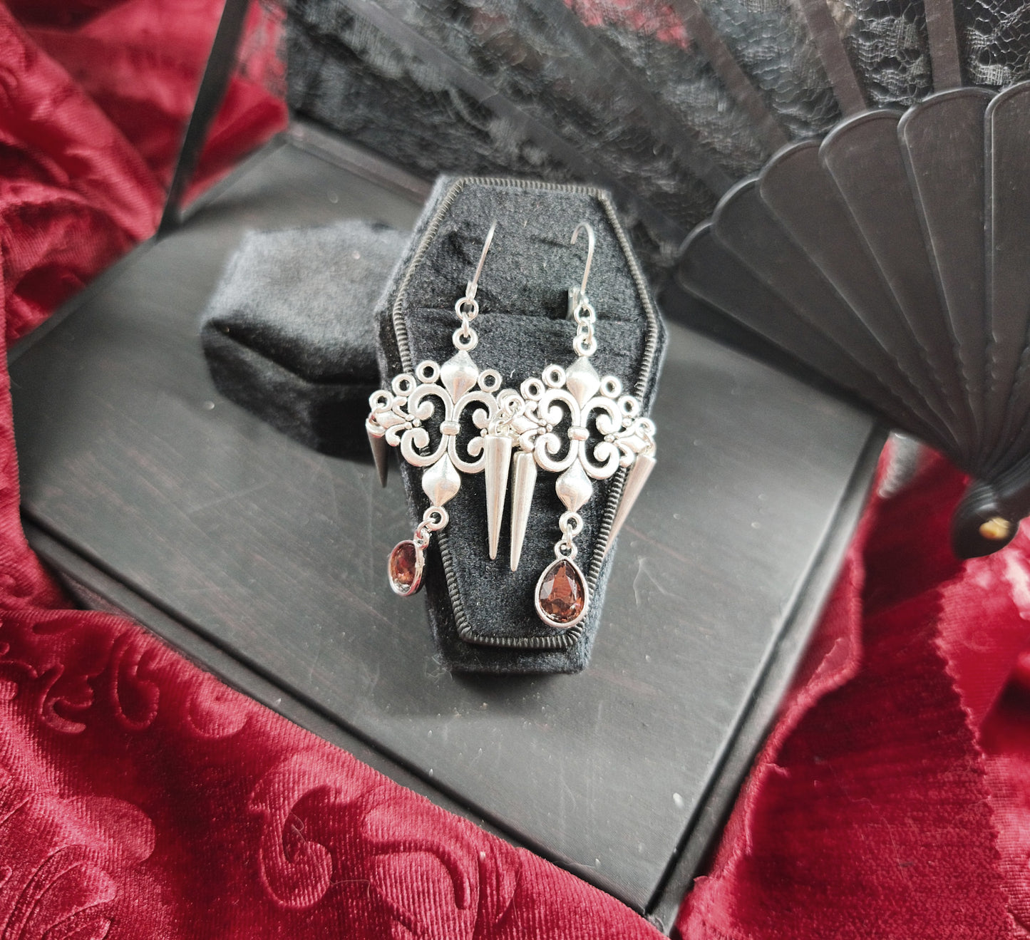 Boucles d'oreilles cathédrale gothiques avec perles bordeaux fait main