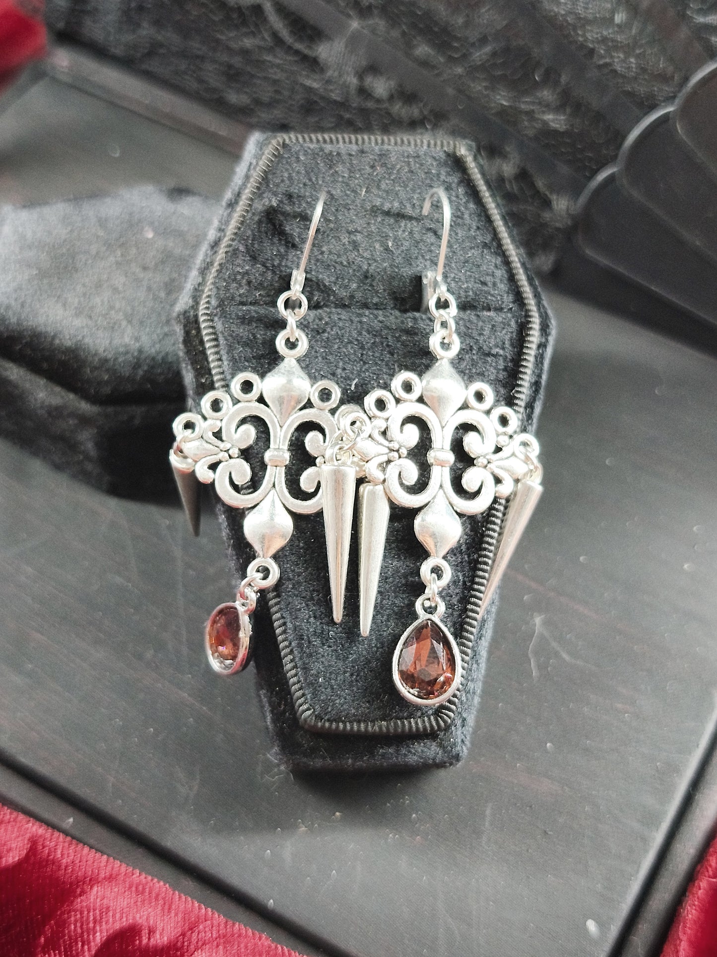 Boucles d'oreilles cathédrale gothiques avec perles bordeaux fait main unique 