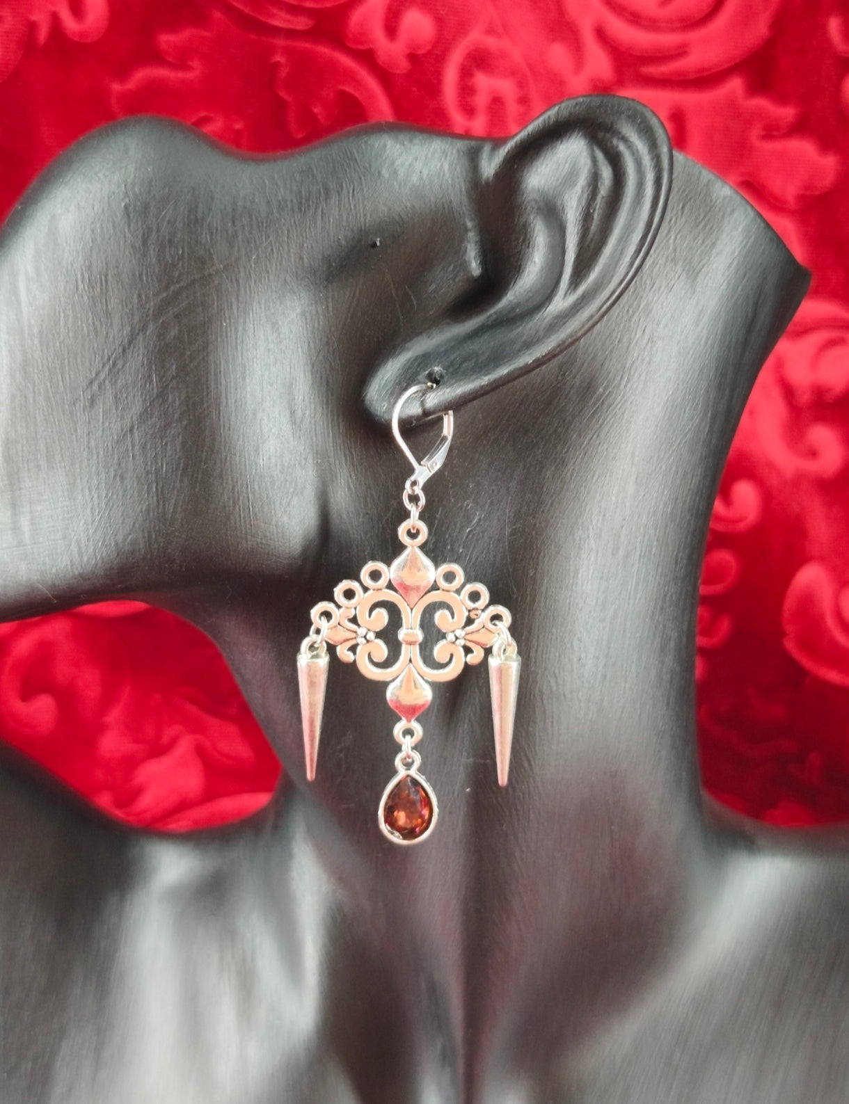 Boucles d'oreilles cathédrale gothiques avec perles bordeaux portées 