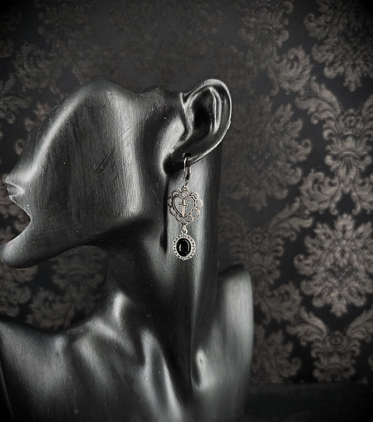 Boucles d’oreilles coeur avec croix et pendentif baroque avec obsidienne fait main unique 