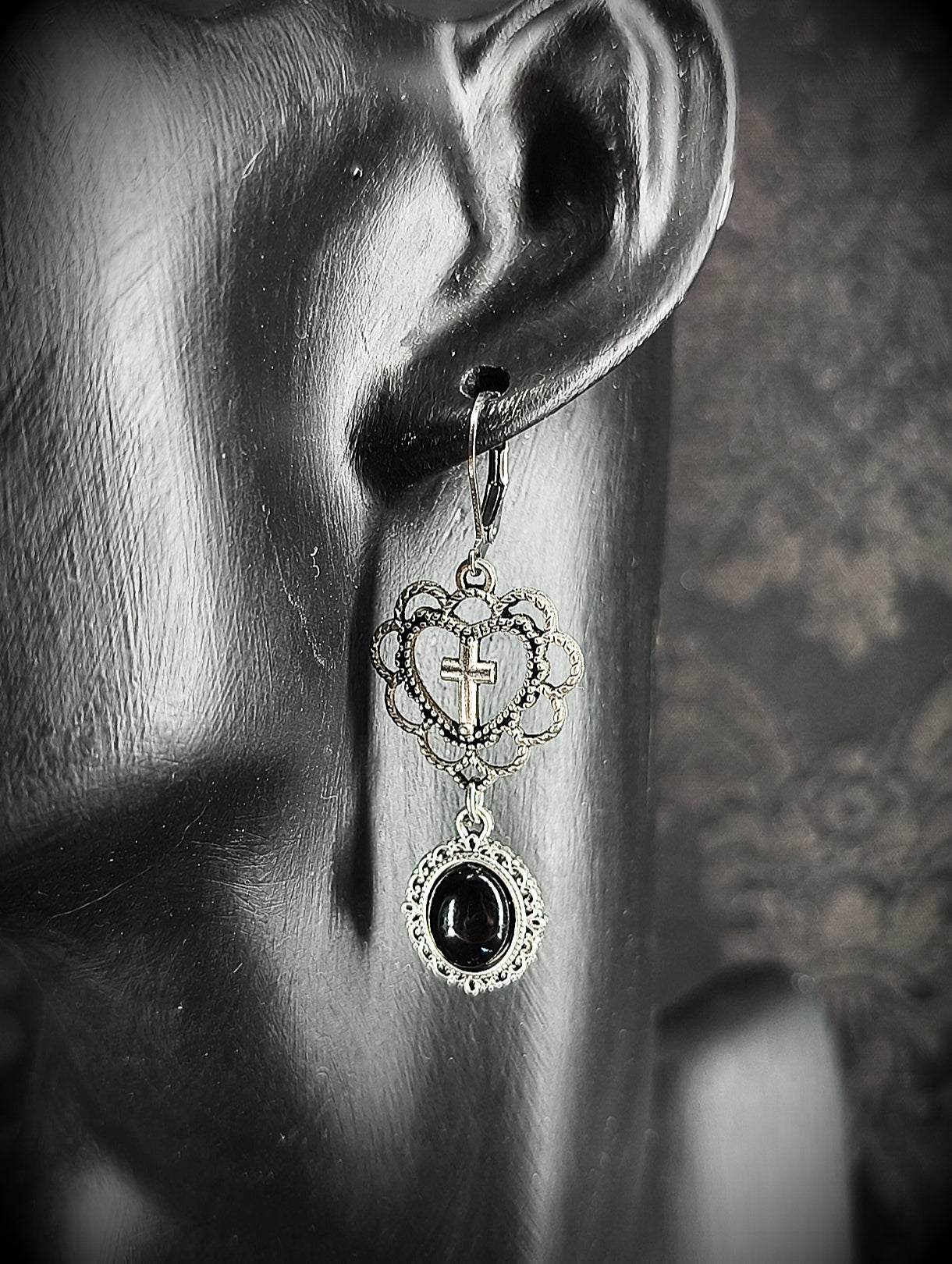 Boucles d’oreilles coeur avec croix et pendentif baroque avec obsidienne fait main vue de près 