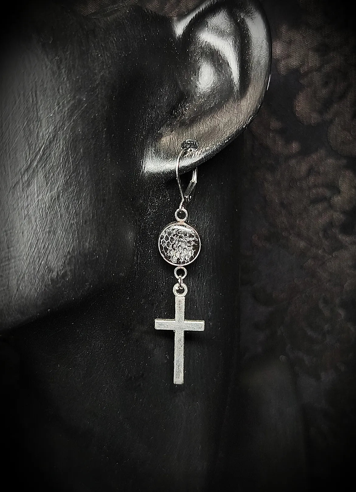 Boucles d’oreilles croix gothique avec mue de gecko fait main