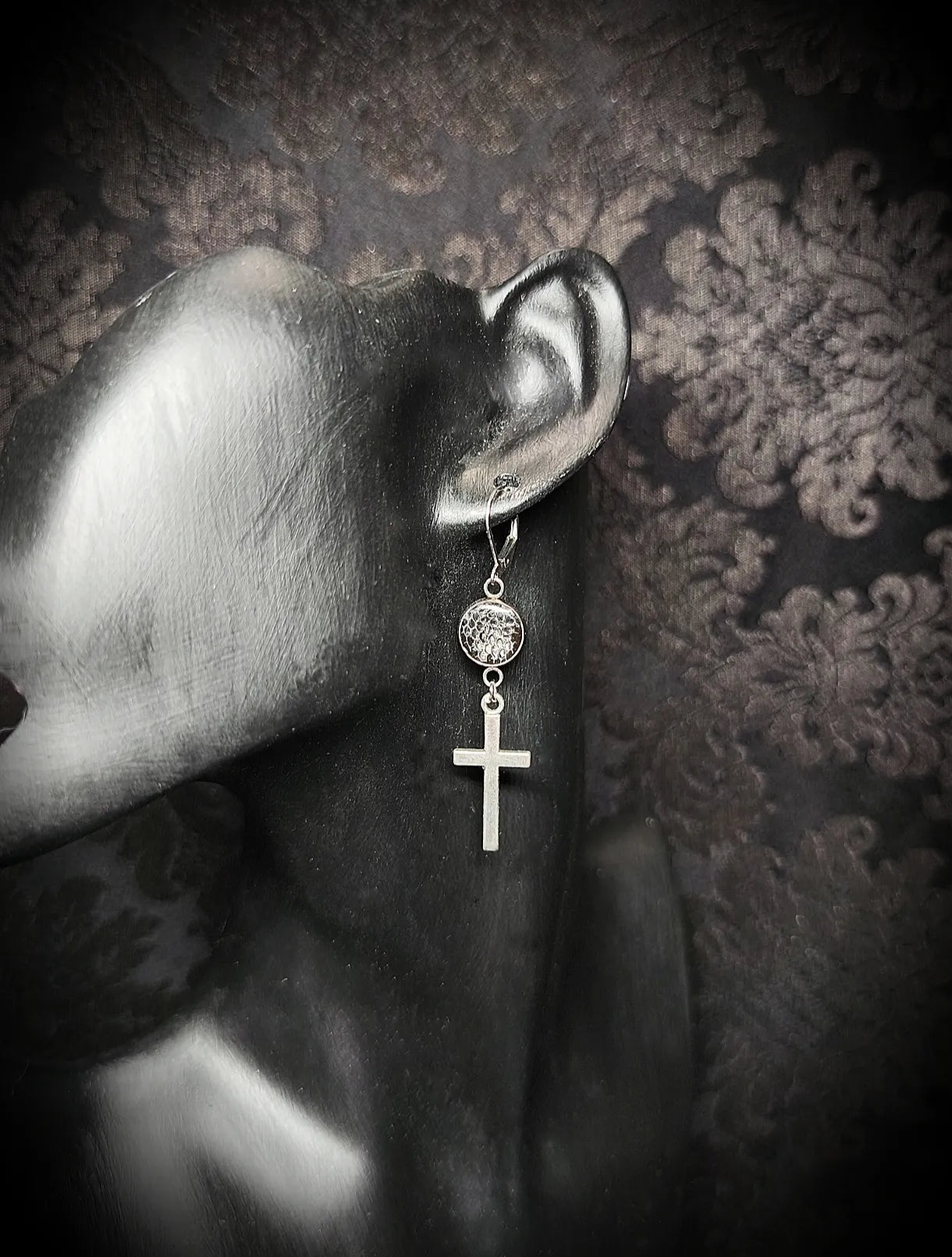 Boucles d’oreilles croix gothique avec mue de gecko fait main unique 