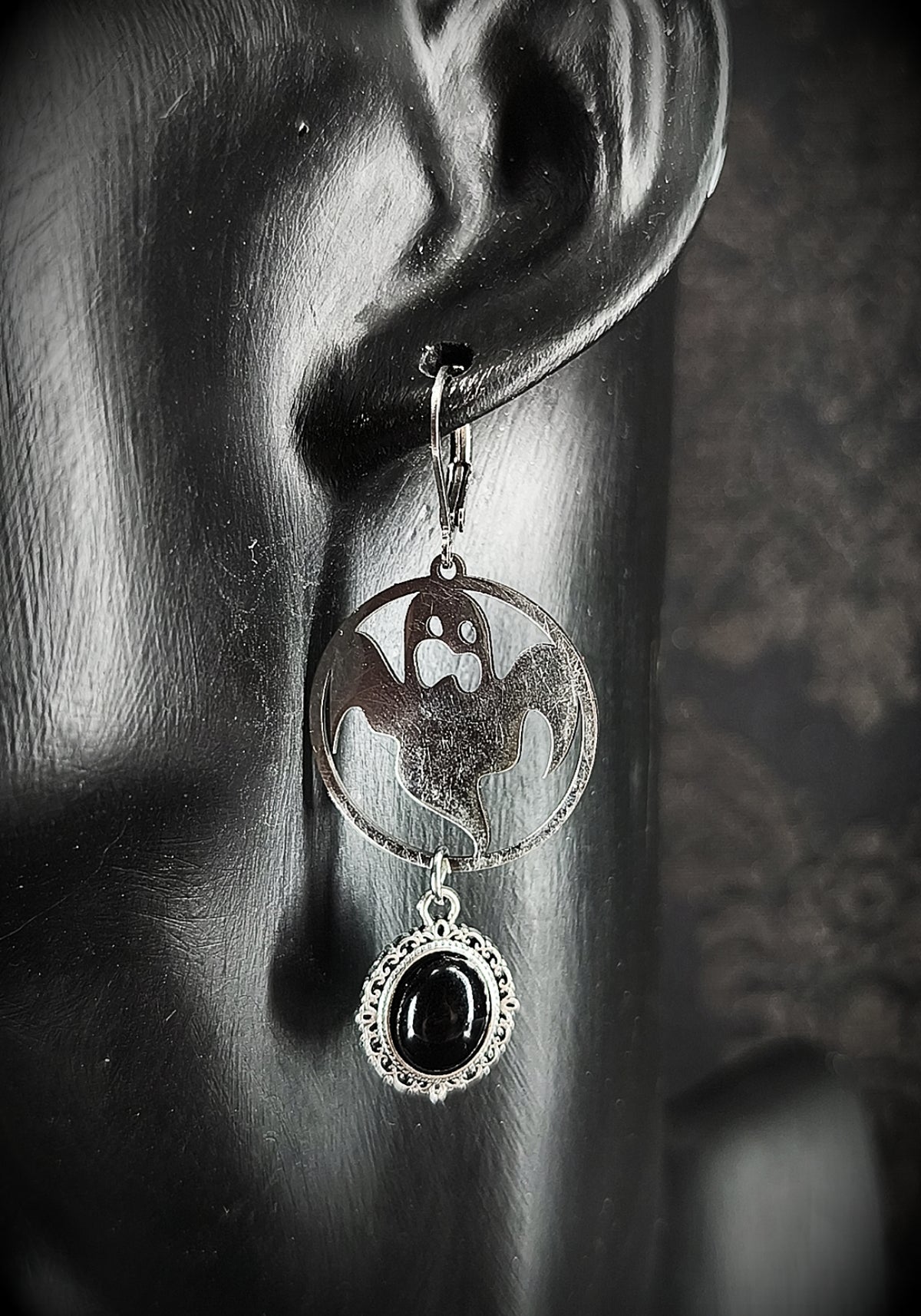 Boucles d’oreilles fantômes & obsidienne en acier inoxydable vue de près 
