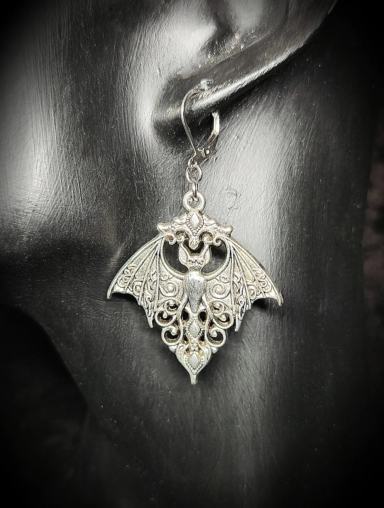 Boucles d'oreilles gothique argenté avec pendentif chauve-souris ornementale
