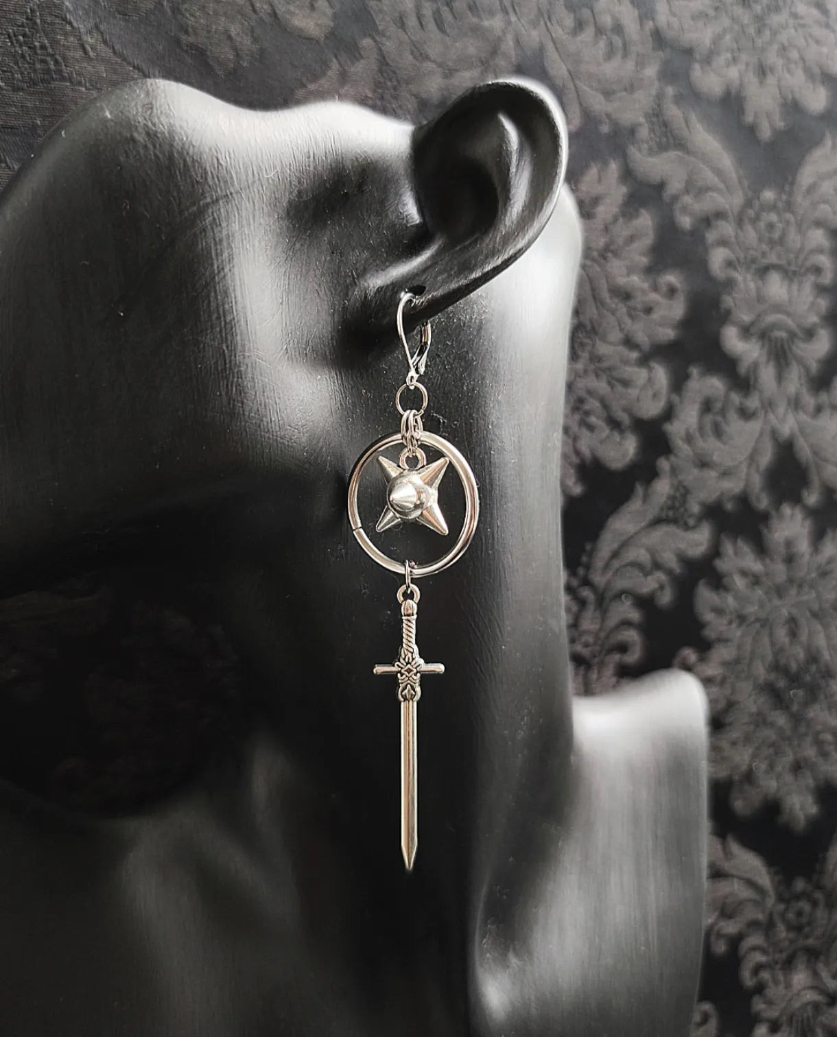 Boucles d'oreilles gothique avec anneau, étoile du matin et épée 