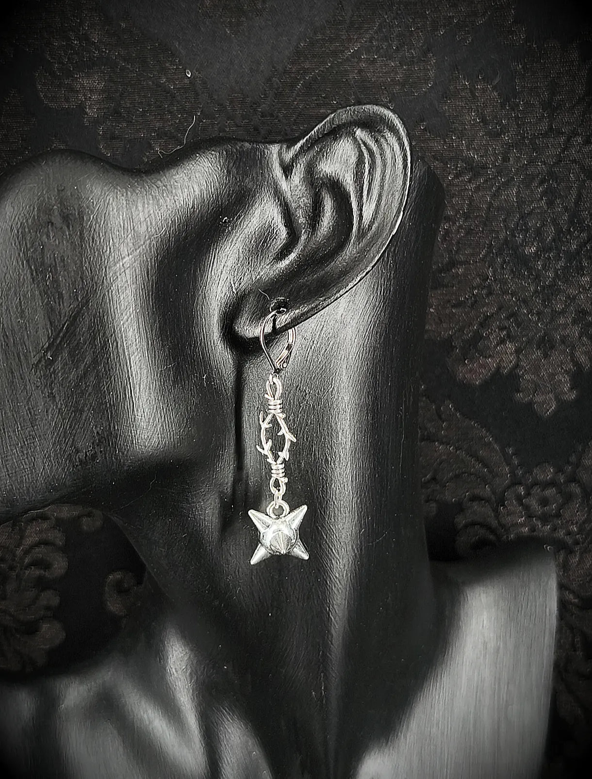 Boucles d'oreilles gothique avec barbelés et pendentif étoile du matin fait main
