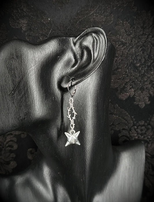Boucles d'oreilles gothique avec barbelés et pendentif étoile du matin fait main