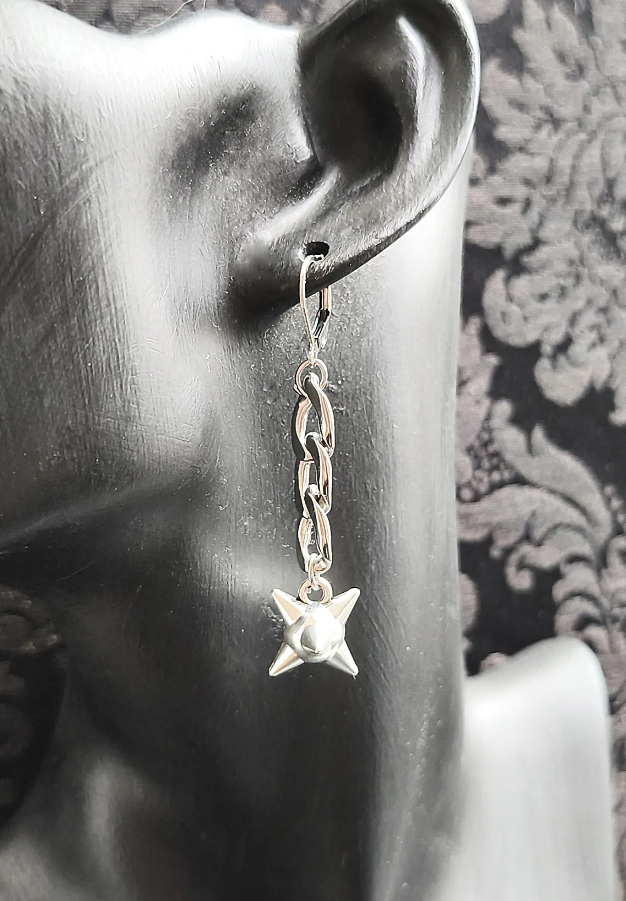 Boucles d'oreilles gothique avec chaîne et boule piquante fait main