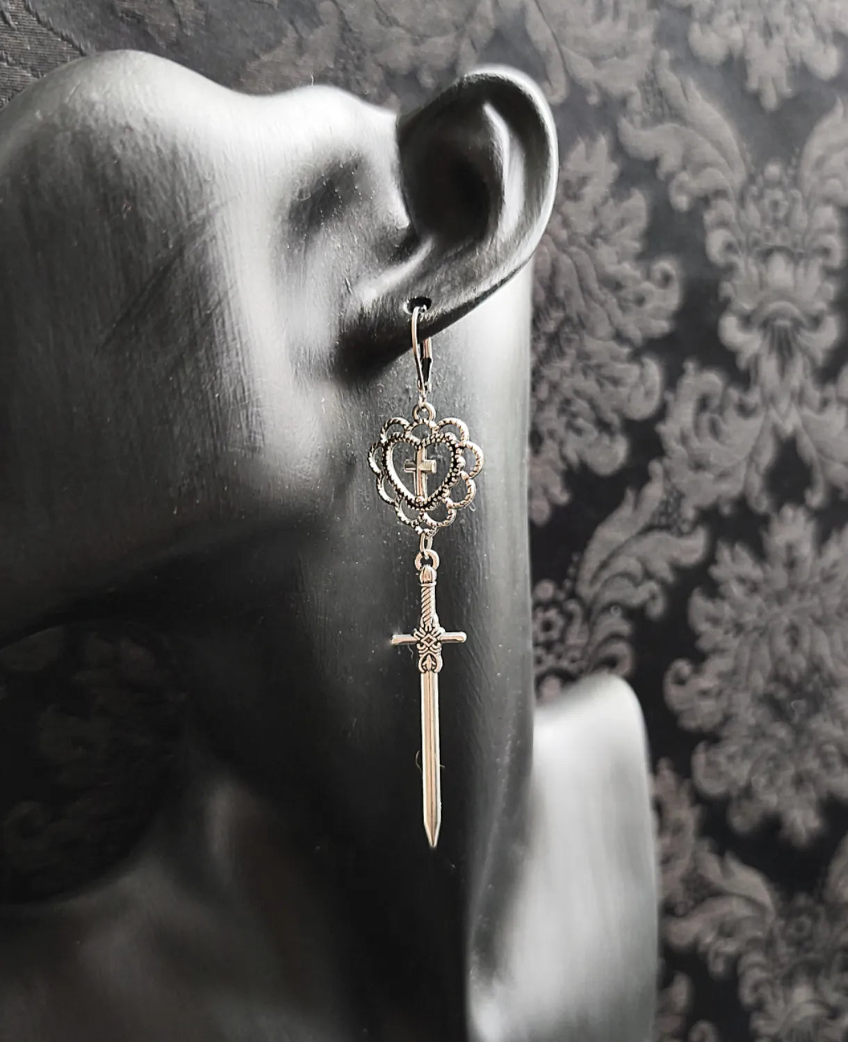 Boucles d'oreilles gothique avec coeur, croix et épée 