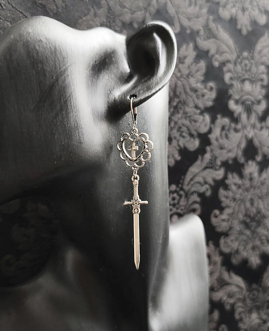 Boucles d'oreilles gothique avec coeur, croix et épée 