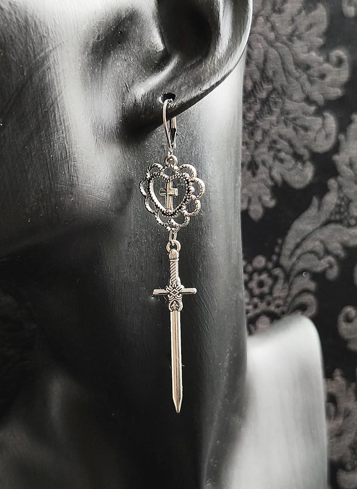 Boucles d'oreilles gothique avec coeur, croix et épée fait main