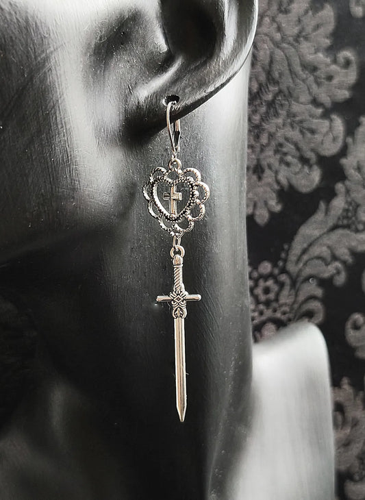 Boucles d'oreilles gothique avec coeur, croix et épée fait main