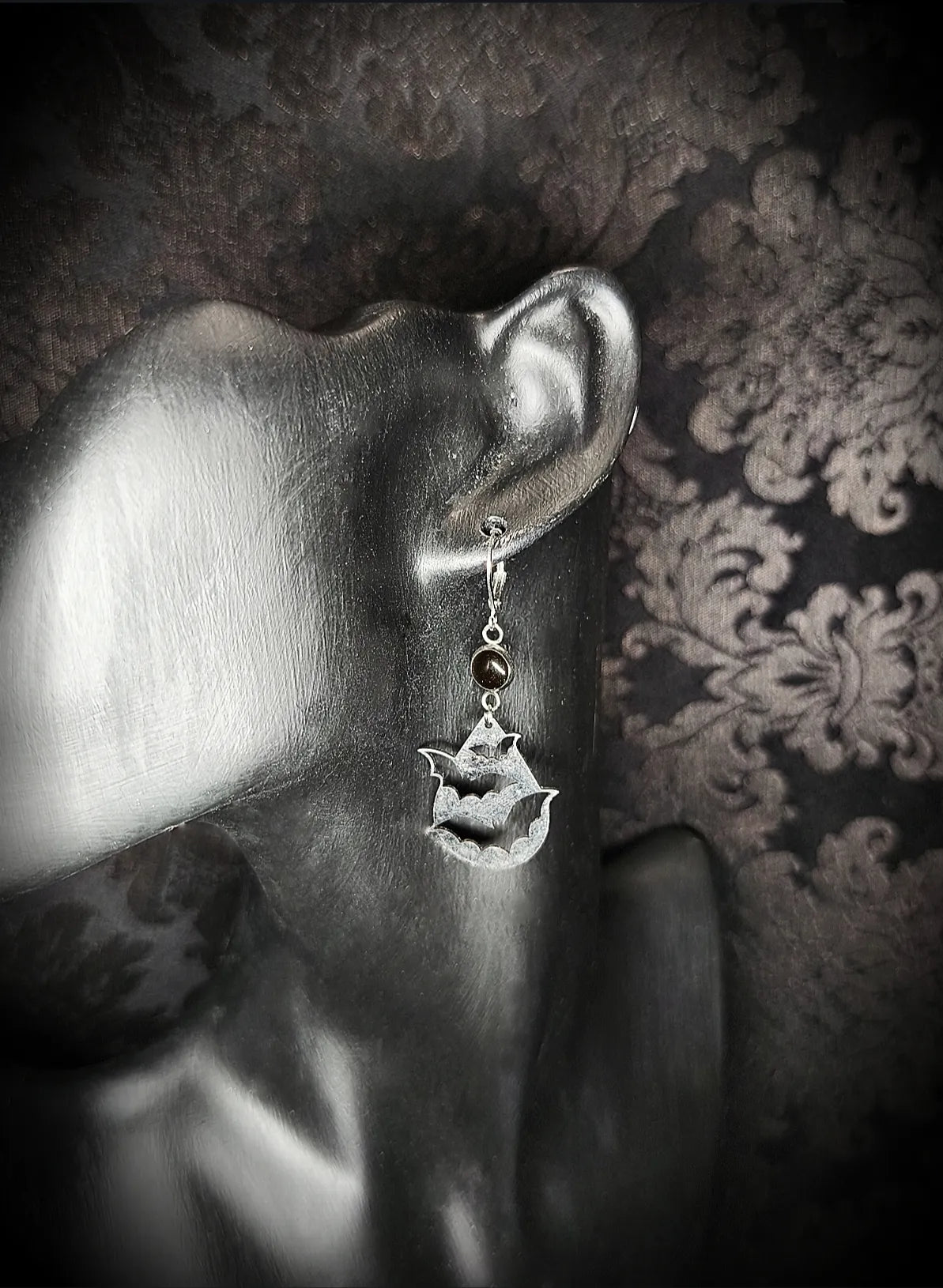 Boucles d'oreilles gothique avec goutte noire et chauve-souris en acier inoxydable fait main
