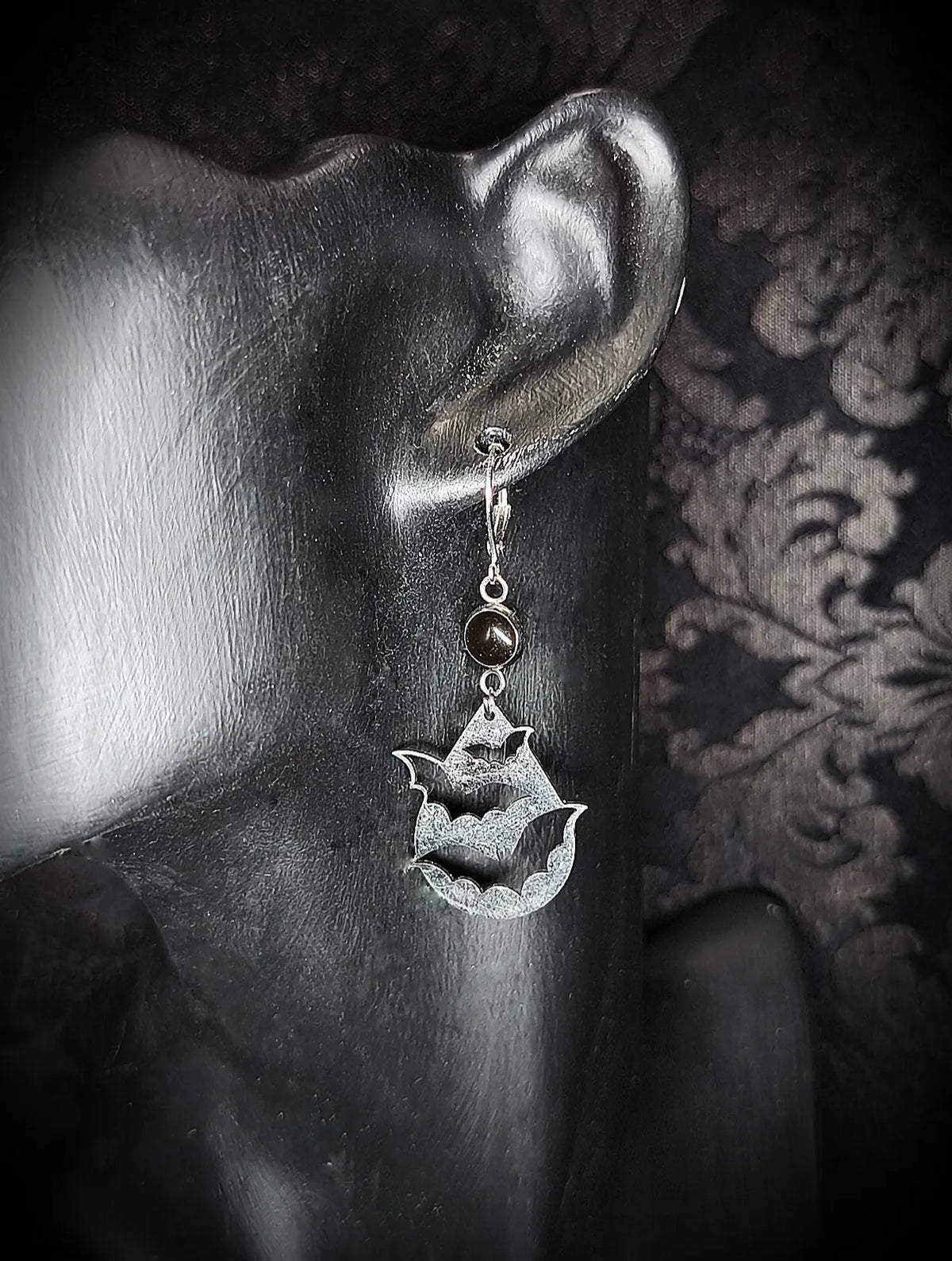 Boucles d'oreilles gothique avec goutte noire et goutte chauve-souris en acier inoxydable fait main