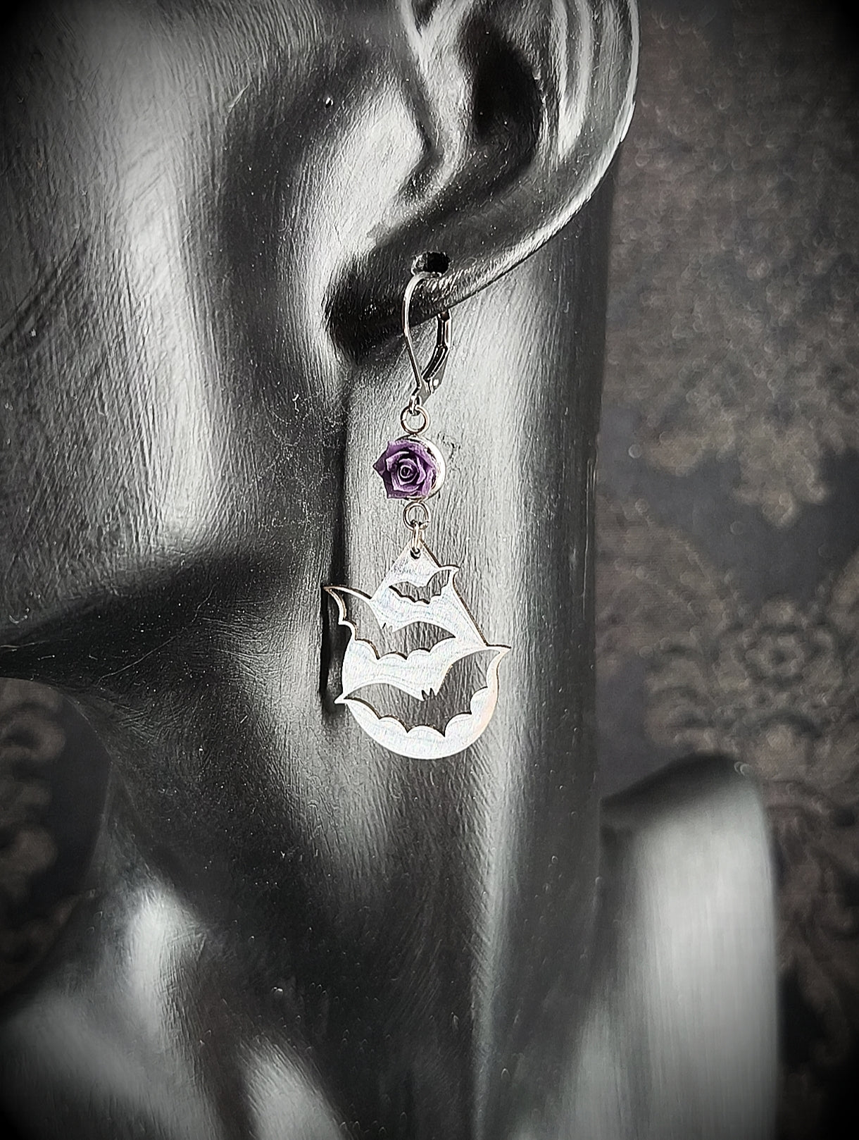 Boucles d'oreilles gothique avec roses violettes et goutte chauve-souris en acier inoxydable fait main