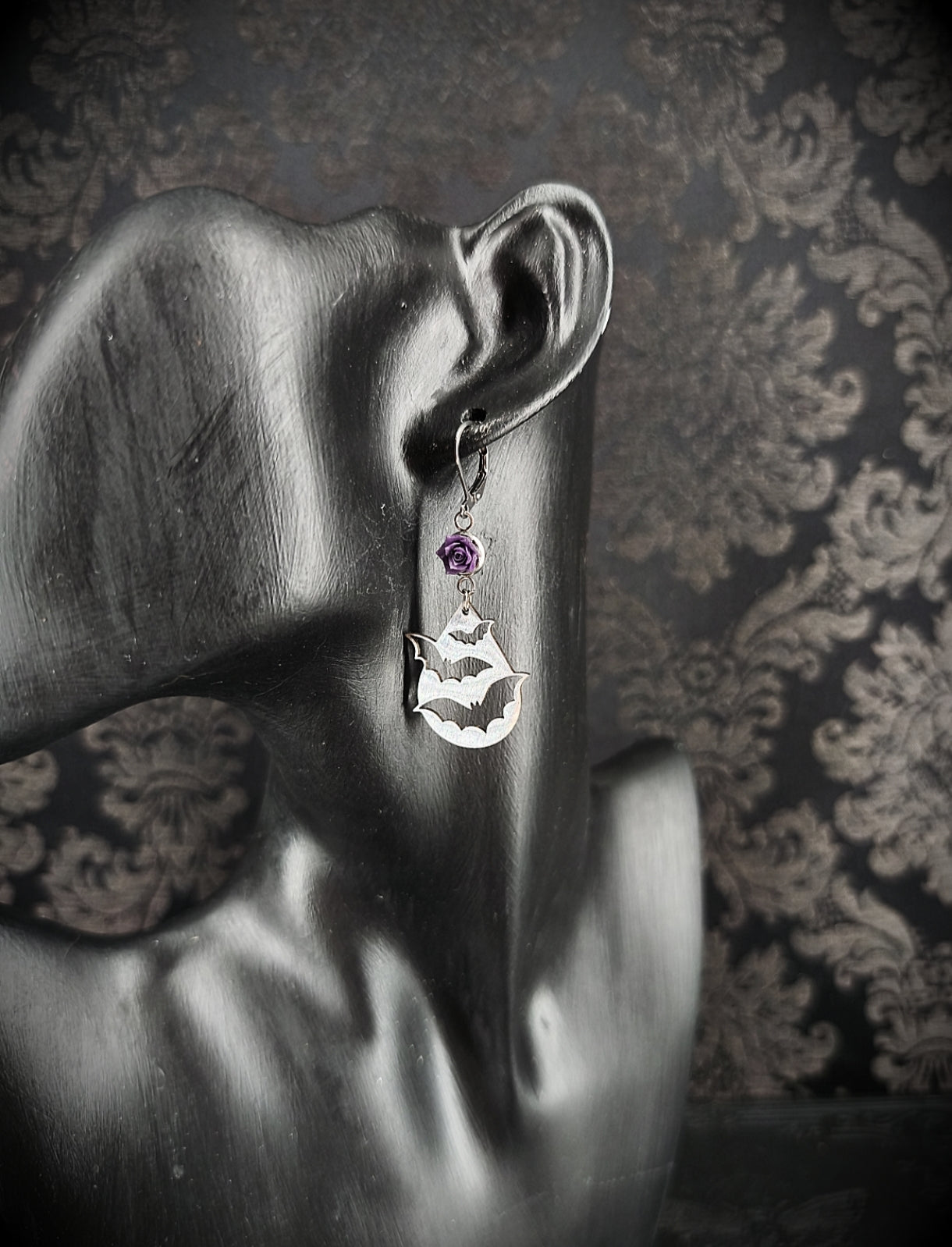 Boucles d'oreilles gothique avec roses violettes et goutte chauve-souris en acier inoxydable fait main portées 