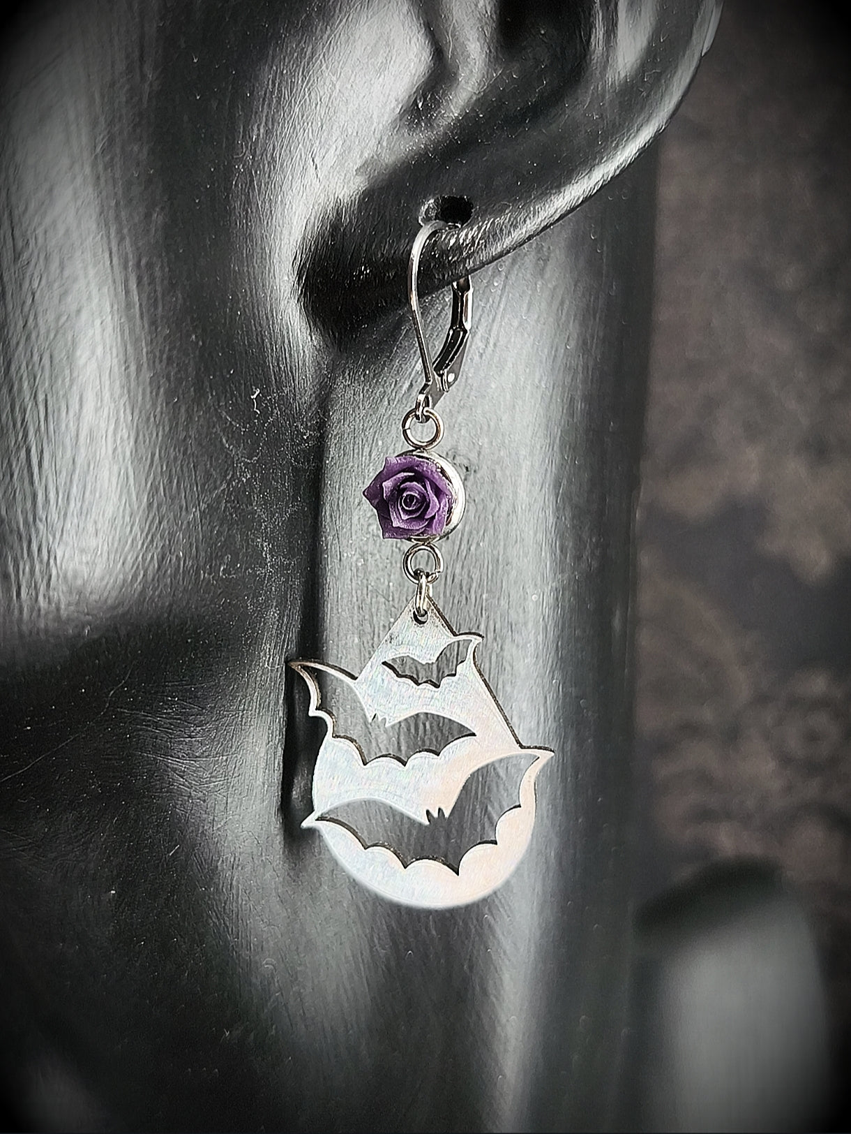 Boucles d'oreilles gothique avec roses violettes et goutte chauve-souris en acier inoxydable fait main vue de près 